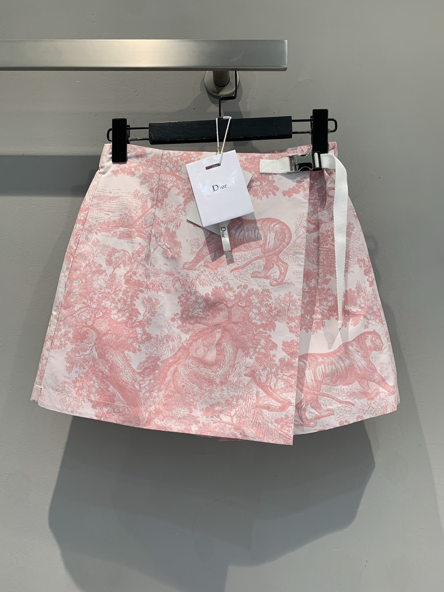 NO:417821,The new model is pre-sale 12 days shipped Original development CD2025 spring and summer new socialite style jungle animal print waist button trousers skirt. It uses original custom fabric, high-quality texture, and a crisp style. Positioning printing technology. Time-consuming and material-intensive. Romantic pink base + exquisite hand-painted printing, as if wearing spring garden on your body. The belt design outlines the waist-hip ratio, the short A-line skirt shape hides the flesh and shows the length of legs. The daily white T-shirt and shirts all have a high-end feeling that is full of the 'battle robe' that is being chased out on the street. Wear it to date and party, so beautiful that it is so beautiful. Number of 36 38 40 (the same series of jackets are being developed), skirts, jackets & coats, shirts, alexander wang19860909新款预售12天出货 原版开发 CD2025春夏新款名媛风丛林动物印花腰扣裤裙.采用原版定制面料,质感高级 版型挺括.定位印花工艺.费时费料.浪漫粉色底+精致手绘感印花, 仿佛把春日花园穿在身上 腰带设计勾勒腰臀比, 短款A字裙型藏肉显腿长, 日常配白T、衬衫都高级感拉满出街被追着问的“战袍”, 穿去约会、聚会,美到开挂.码数36 38 40（同系列外套开发中）,,skirts,jackets & coats,shirts,alexander wang,Women's clothing