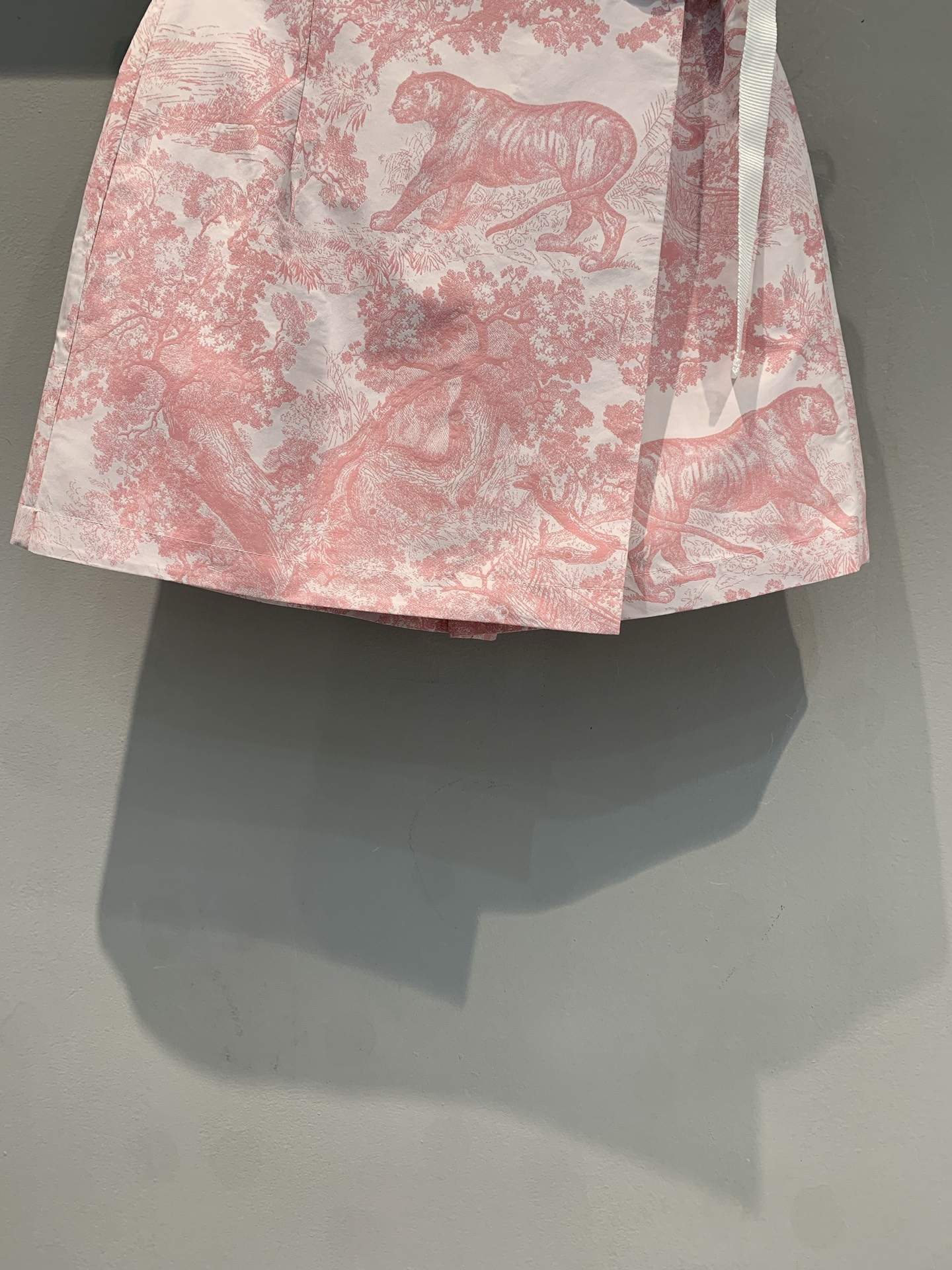 新款🔥出货啦📢 原版开发 CD2025春夏新款名媛风丛林动物印花腰扣裤裙。采用原版定制面料，质感高级 版