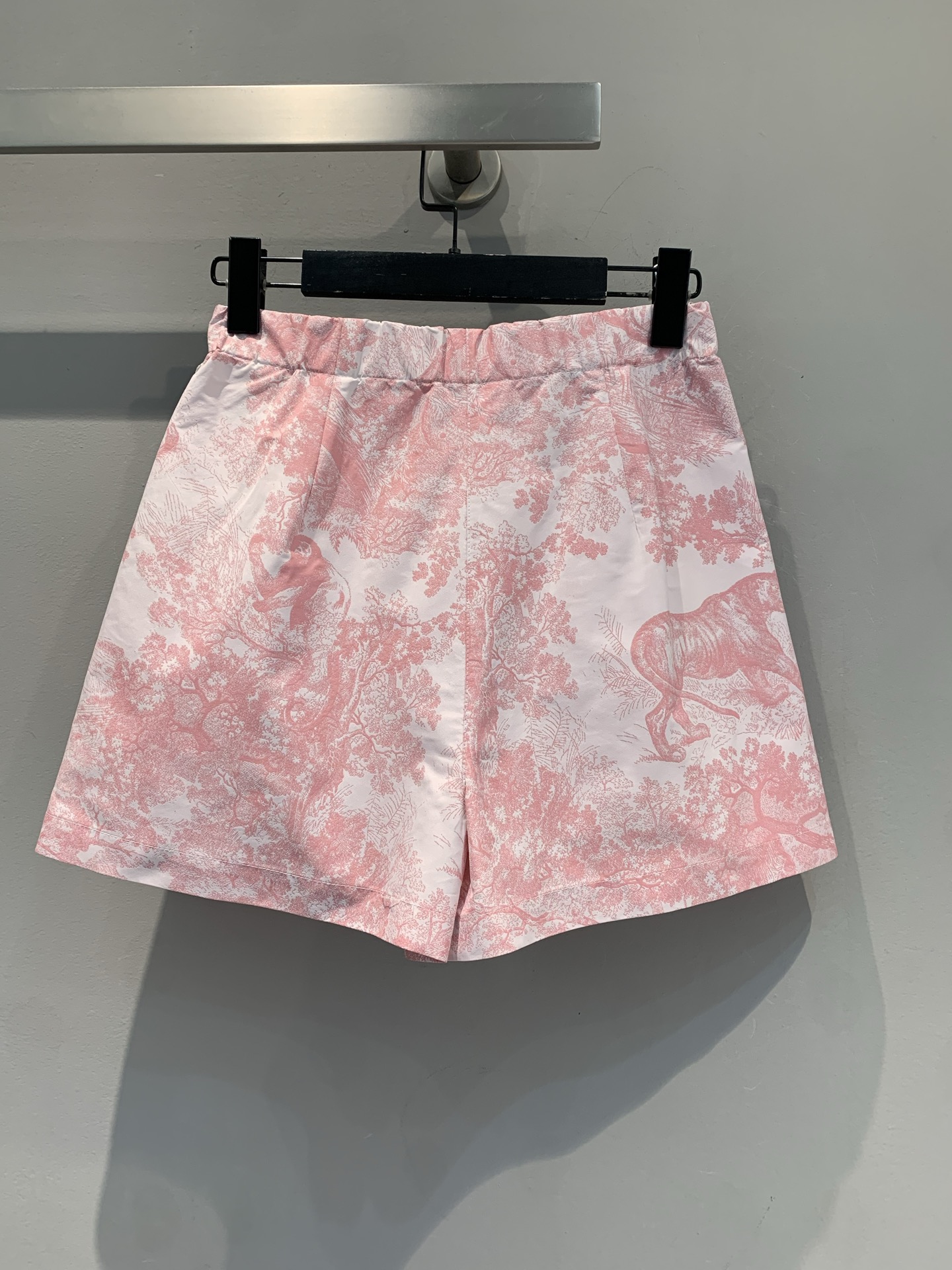 新款🔥出货啦📢 原版开发 CD2025春夏新款名媛风丛林动物印花腰扣裤裙。采用原版定制面料，质感高级 版