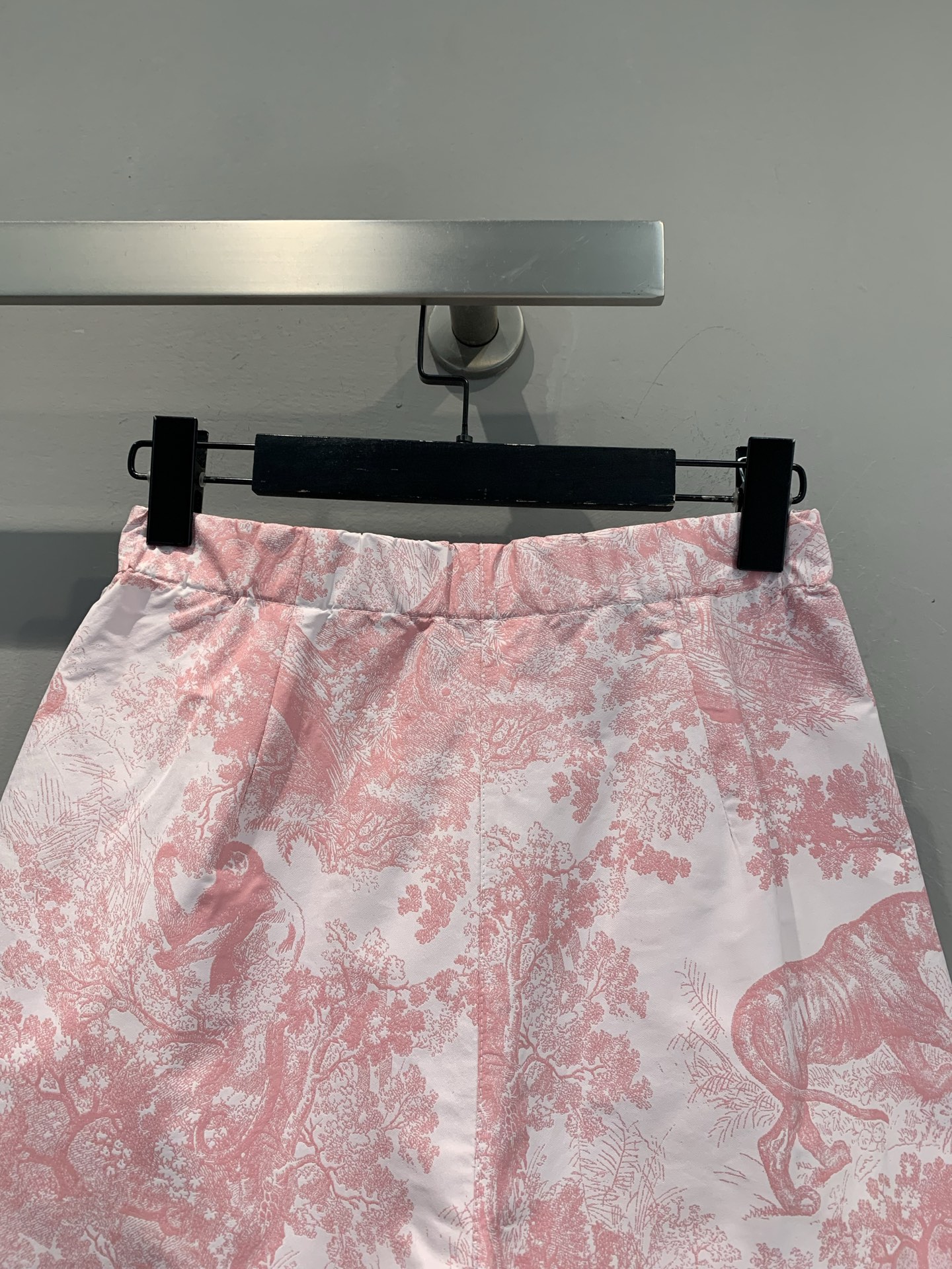 新款🔥出货啦📢 原版开发 CD2025春夏新款名媛风丛林动物印花腰扣裤裙。采用原版定制面料，质感高级 版