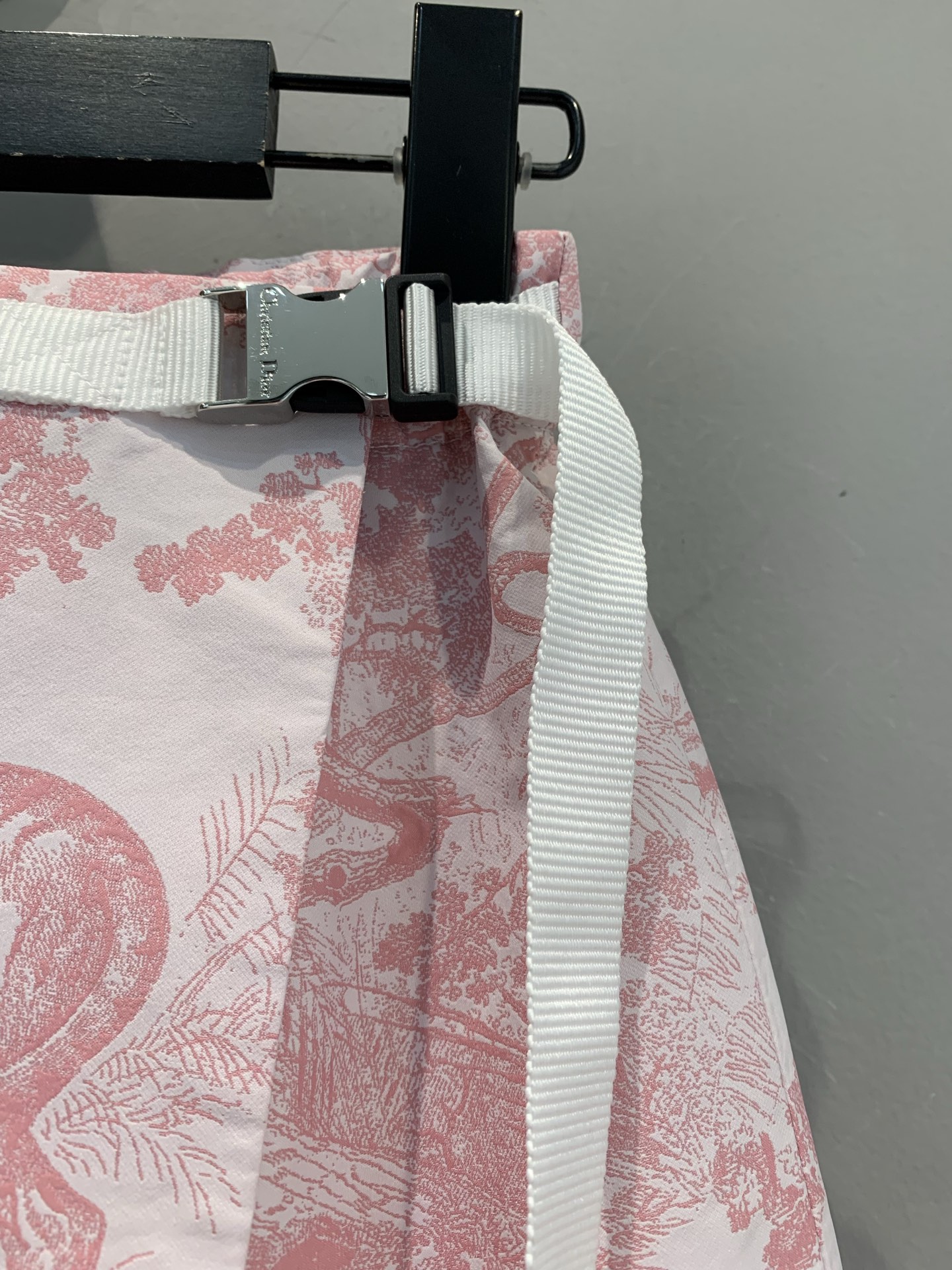 新款🔥出货啦📢 原版开发 CD2025春夏新款名媛风丛林动物印花腰扣裤裙。采用原版定制面料，质感高级 版