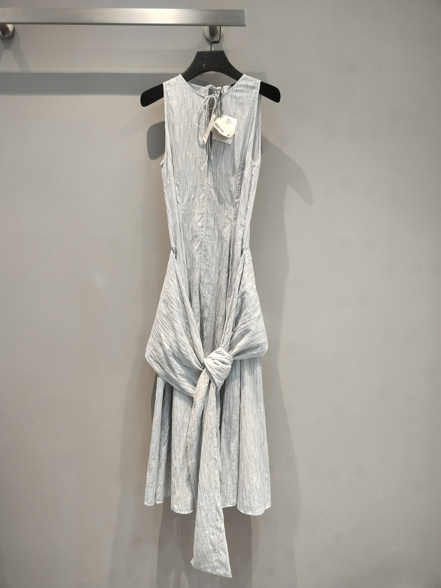 NO:431181,New model is shipped, original real shot, Loew*2025 spring and summer new French retro pleated lace-up sleeveless dress. It uses YB custom-made blend fabric, skin-friendly and comfortable, and has good breathability. The waist kink design has a slack feeling. Simple and unique, suitable for daily street travel and light social interaction. Refresh color matching + neat tailoring, unlock casual and fashionable with one click. Click me to take it away, so that the outfit is less 'routine' and more 'style'~ SML,,loewe, skirts,alexander wang19860909新款出货啦 原版实拍 Loew*2025春夏新款法式复古褶皱系带无袖连衣裙.采用YB定制混纺面料,亲肤舒适,透气性佳.腰间扭结设计,自带松弛感 简约又别致,日常出街、轻社交都适配 清爽配色+利落剪裁,一键解锁随性时髦 戳我带走,让穿搭少点“套路”多点“风格”~码数SML,,loewe,skirts,alexander wang,Women's clothing