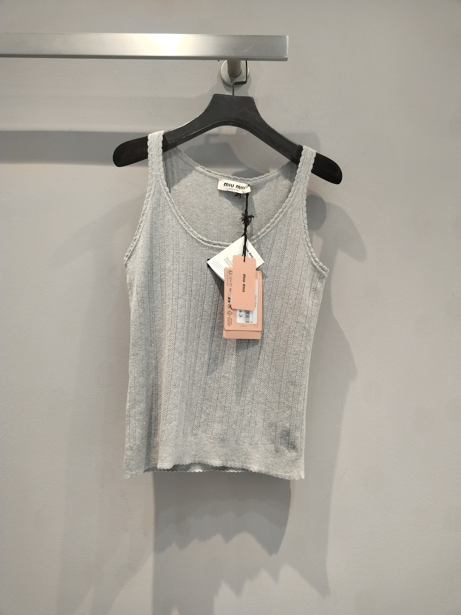 NO:429766,New models are shipped. Original development. Miumi*2025 spring and summer new fashionable and versatile black label lace knitted vest. It uses pure cotton knitted fabric and imported machine knitting technology. It has a high-end atmosphere!  Minimalism × exquisite details The pit strip texture hides delicate texture, the V-neck small design is full of sexy and relaxed feeling, and it is very good to wear it alone~ suitable for various styles. Wear suit pants, cool workplace people, with denim skirts, relaxed and fashionable, with shirts inside, layered layering. The 'atmosphere cheater' in the closet, unlocks N high-end outfits, whoever wears it wins!  SML, miumiu, skirts, shirts, business suit, alexander wang19860909新款出货啦 原版开发 Miumi*2025春夏新款时髦百搭黑标花边针织背心.采用纯棉针织面料,进口机针织工艺.高级感氛围杀！极简主义×精致细节 坑条纹理藏着细腻质感,V领小设计拉满性感松弛感,单穿叠穿都很绝~适配各种风格 搭西装裤,清冷职场人,配牛仔短裙,松弛又时髦,内搭衬衫,叠穿层次感拉满 衣橱里的“氛围作弊器”,一件解锁N种高级穿搭,谁穿谁赢麻！码数SML,,miumiu,skirts,shirts,business suit,alexander wang,Women's clothing