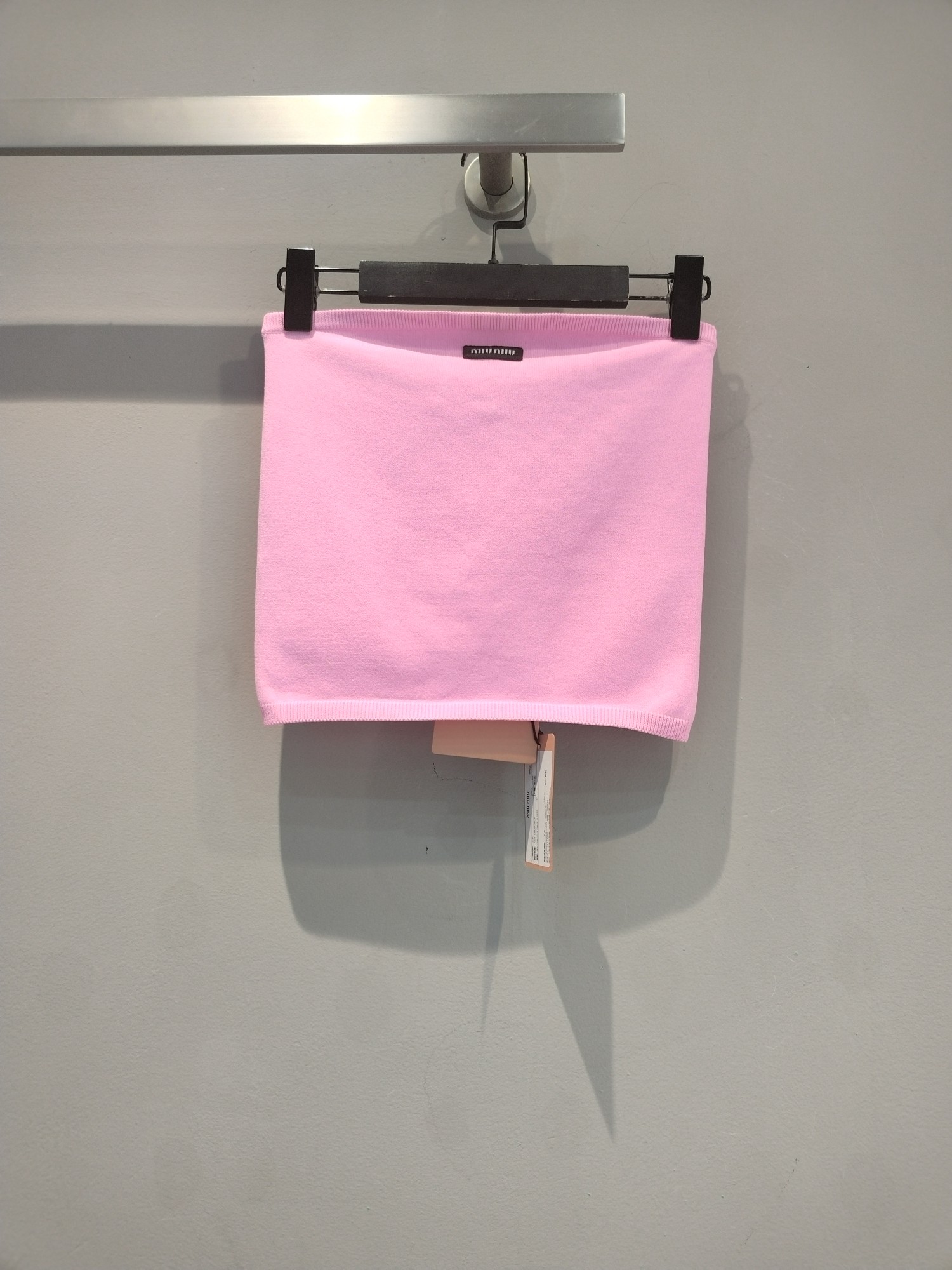 NO:428410,New model is shipped. Original development. Miumi*2025 spring and summer new hot girl style black label knitted strapless. Soft fufu's knitted fabric is very comfortable to wear with close body. The chest wrap design hides a trick, grasping pure desire and sexy. High-waisted short style. One-click lengthening body proportions. Single wear with high-waisted pants. Instantly become hot girl layered coats. Exposed pink edges, fashionable and full of fashion. Whether it is a date, shopping or music festival, it directly comes with an atmosphere filter. Whoever wears it is a peach in the world. SML,,miumiu, jackets & coats,alexander wang19860909新款出货啦 原版开发 Miumi*2025春夏新款辣妹风黑标针织抹胸.软fufu的针织面料 贴身穿巨舒服,裹胸设计藏着小心机,把纯欲和性感狠狠拿捏 高腰短款 一键拉长身材比例,单穿配高腰裤 秒变辣妹本辣叠穿小外套 露出粉边边 时髦感拉满不管是约会 逛街 还是音乐节穿它直接自带氛围感滤镜,谁穿谁是人间水蜜桃.码数SML,,miumiu,jackets & coats,alexander wang,Women's clothing