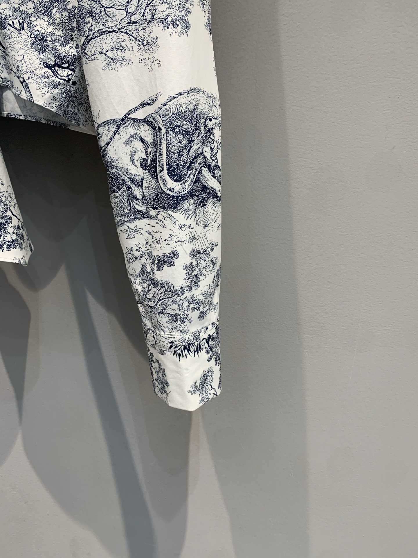 新款🔥出货啦📢 原版开发 CD2025春夏新款丛林动物印花短款系带衬衫。采用棉+真丝混纺面料。质感细腻，