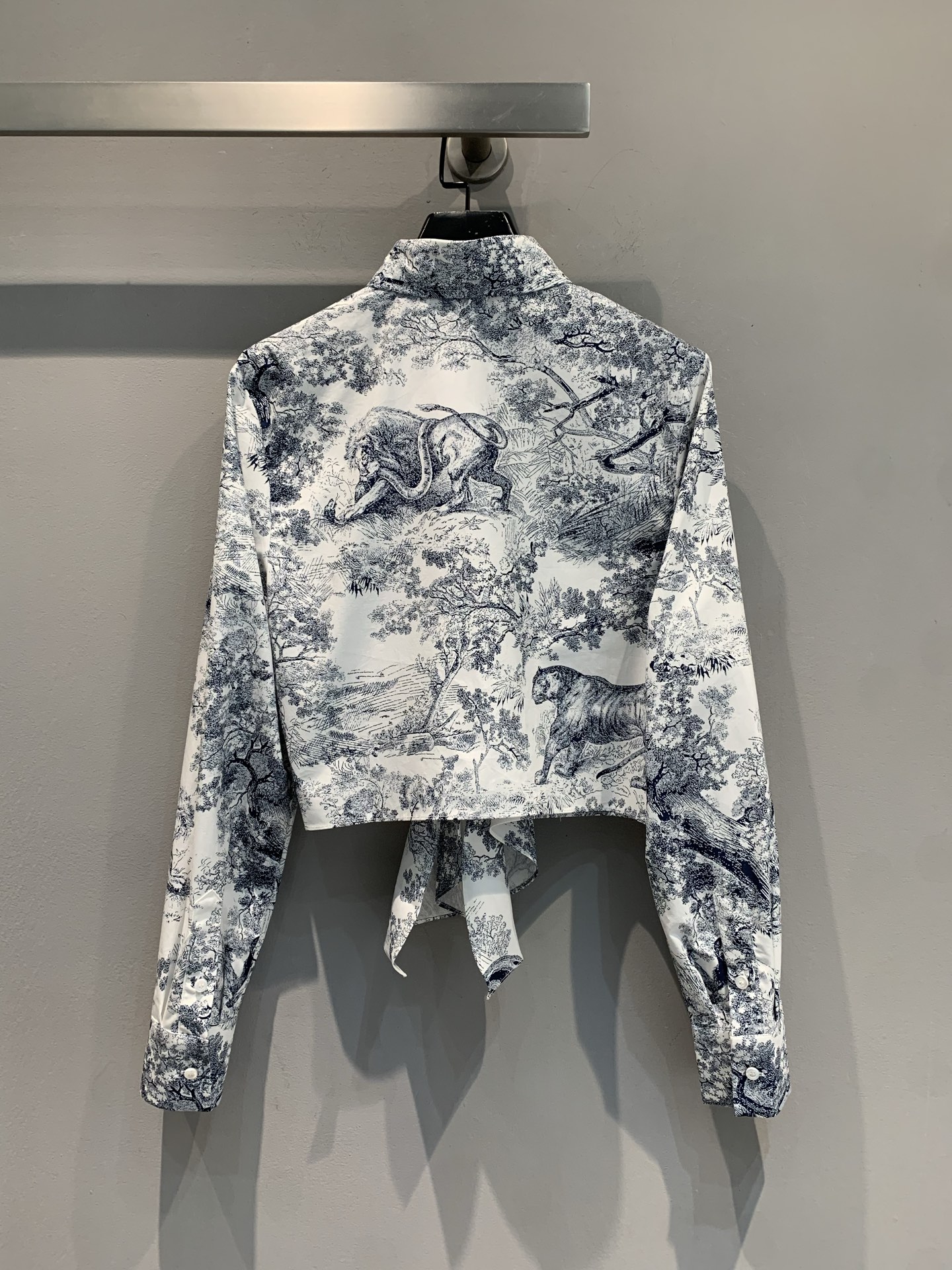 新款🔥出货啦📢 原版开发 CD2025春夏新款丛林动物印花短款系带衬衫。采用棉+真丝混纺面料。质感细腻，