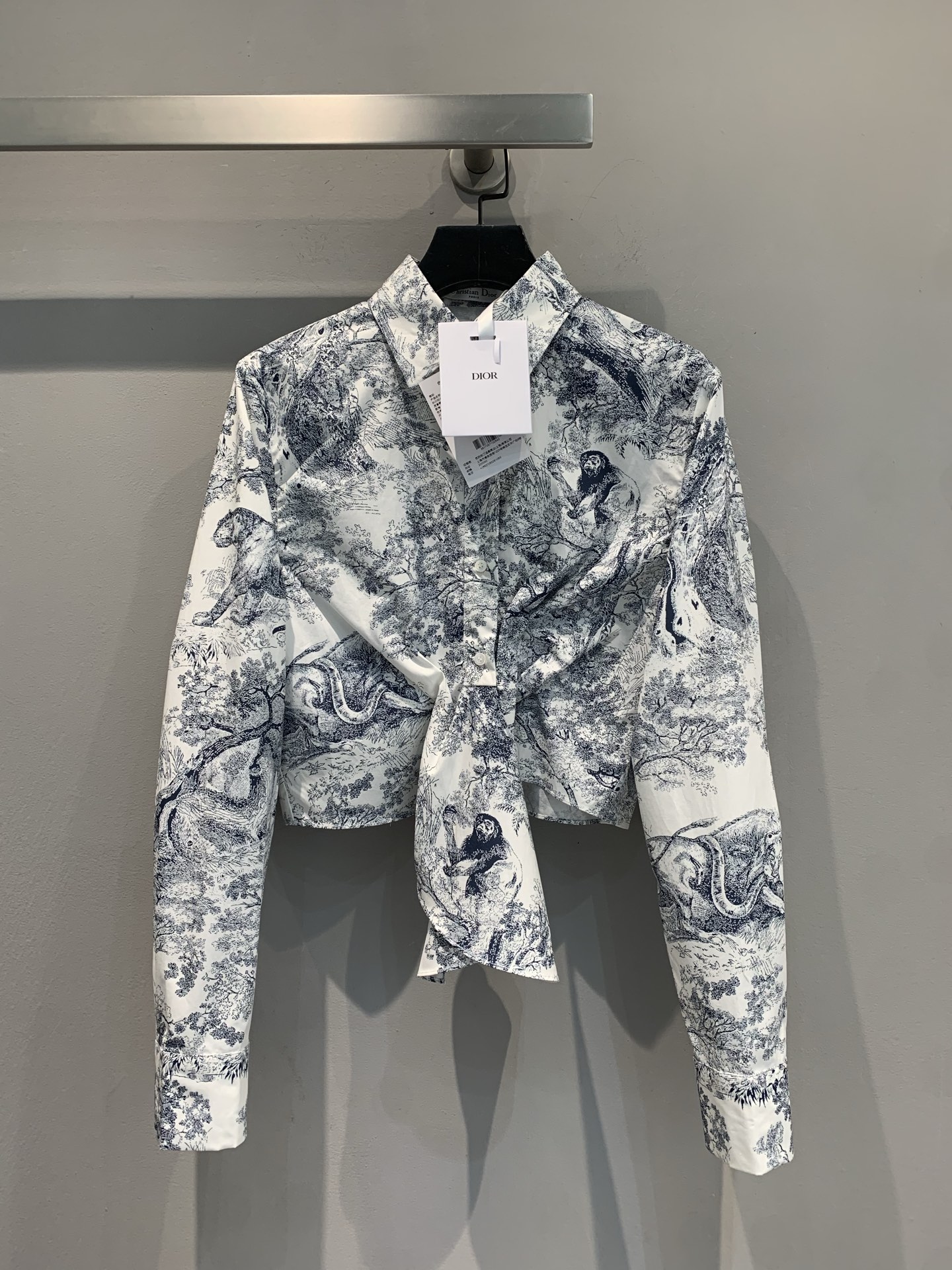 新款🔥出货啦📢 原版开发 CD2025春夏新款丛林动物印花短款系带衬衫。采用棉+真丝混纺面料。质感细腻，