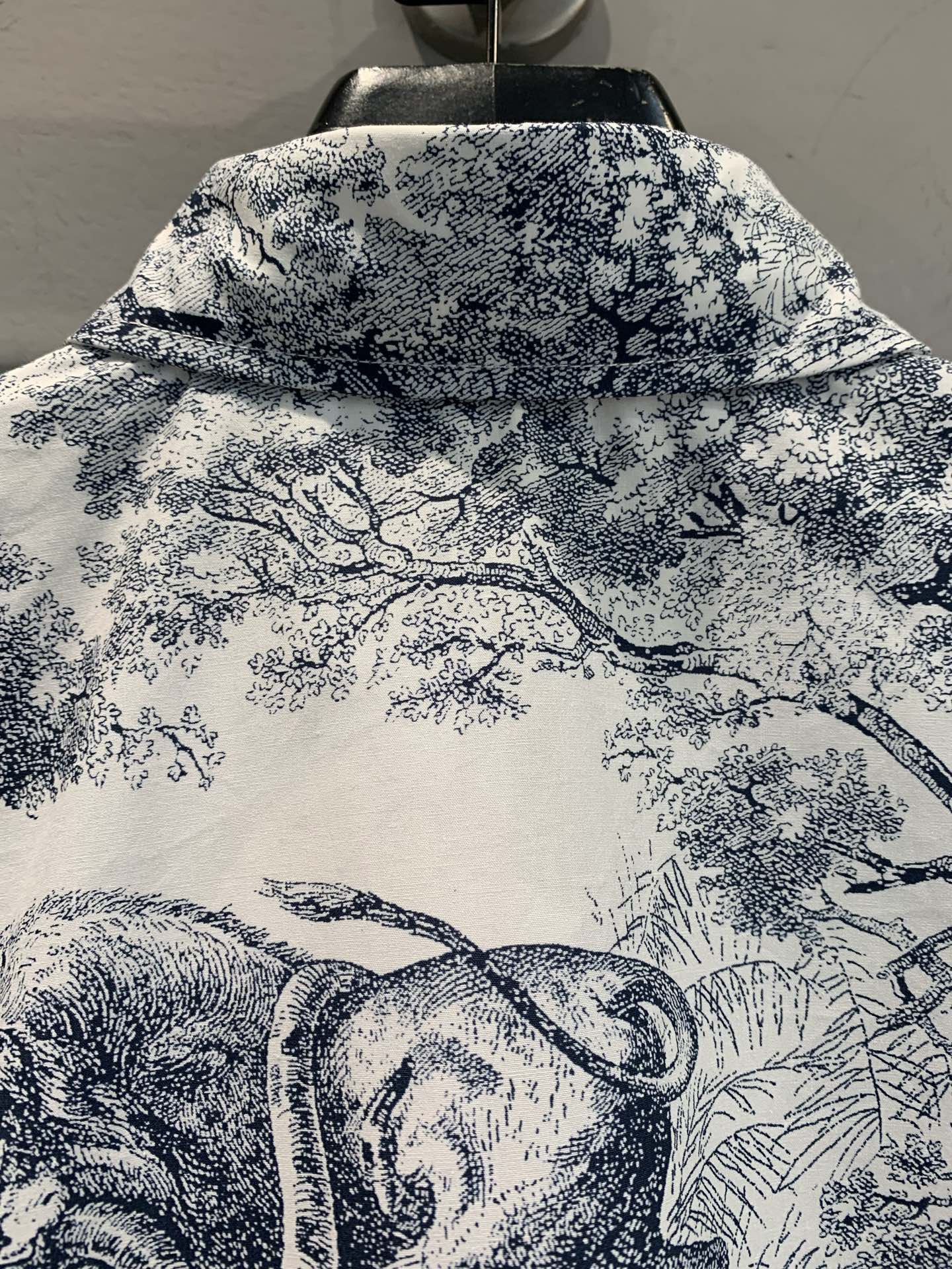 新款🔥出货啦📢 原版开发 CD2025春夏新款丛林动物印花短款系带衬衫。采用棉+真丝混纺面料。质感细腻，