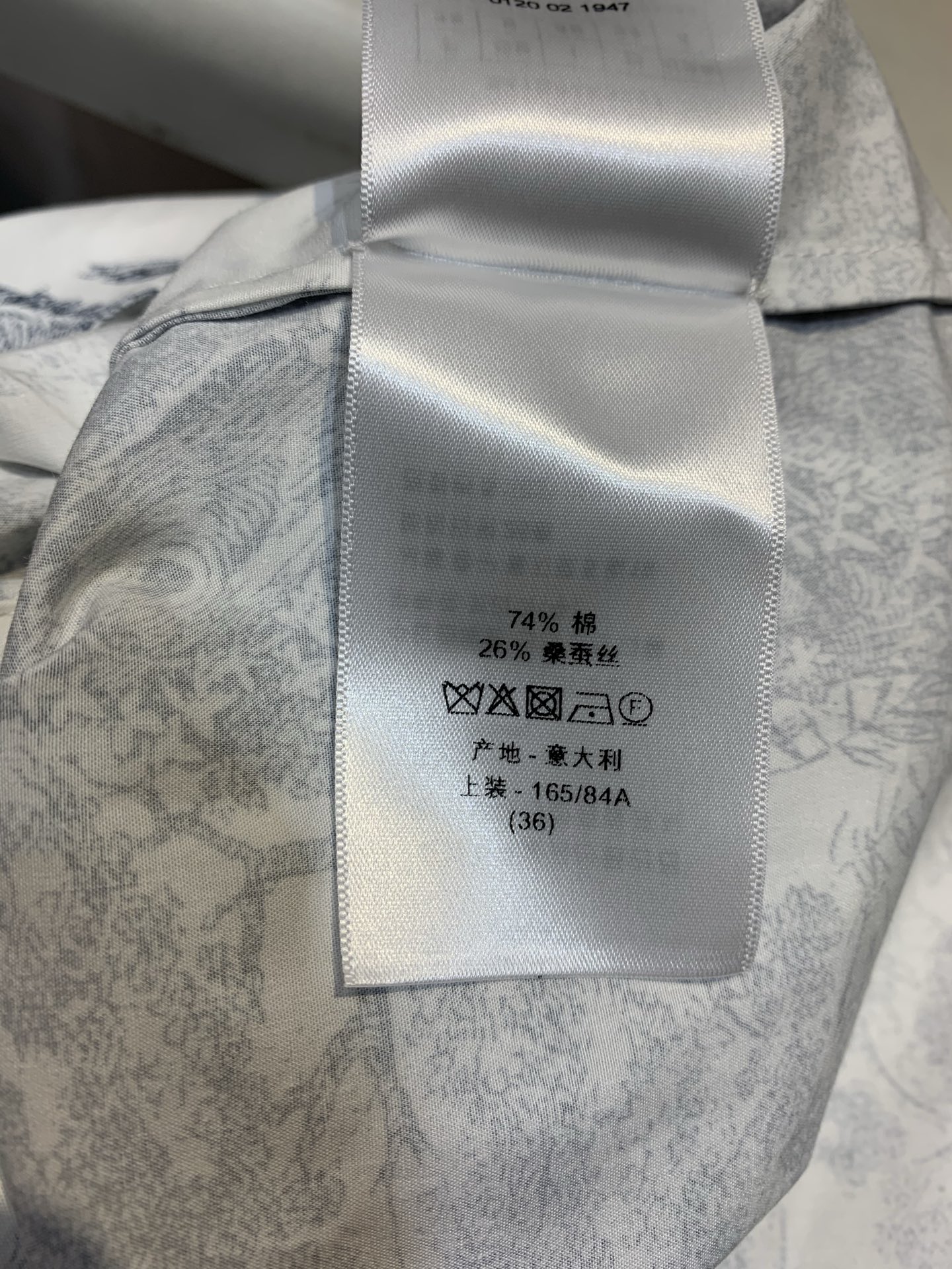 新款🔥出货啦📢 原版开发 CD2025春夏新款丛林动物印花短款系带衬衫。采用棉+真丝混纺面料。质感细腻，