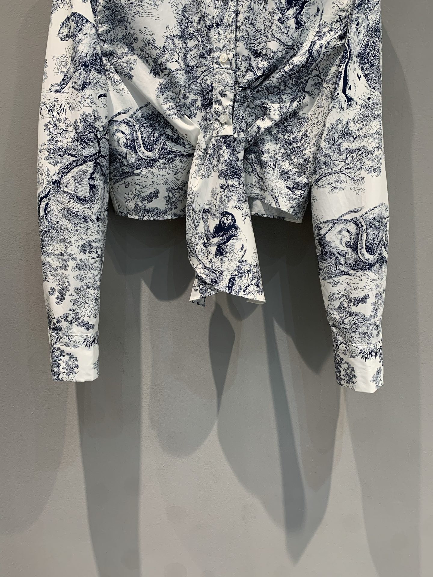 新款🔥出货啦📢 原版开发 CD2025春夏新款丛林动物印花短款系带衬衫。采用棉+真丝混纺面料。质感细腻，