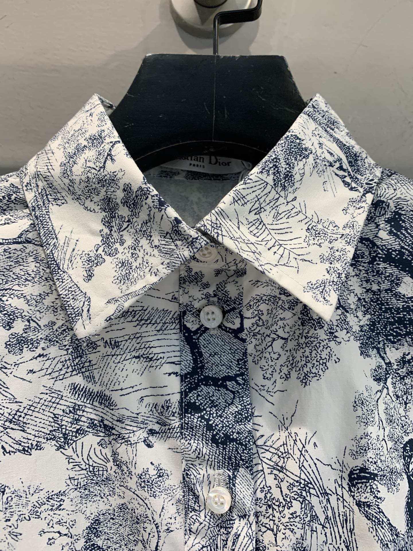 新款🔥出货啦📢 原版开发 CD2025春夏新款丛林动物印花短款系带衬衫。采用棉+真丝混纺面料。质感细腻，