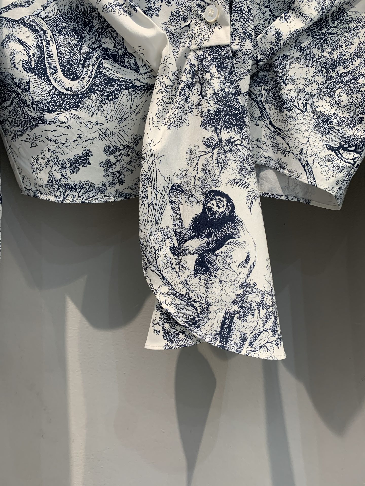 新款🔥出货啦📢 原版开发 CD2025春夏新款丛林动物印花短款系带衬衫。采用棉+真丝混纺面料。质感细腻，