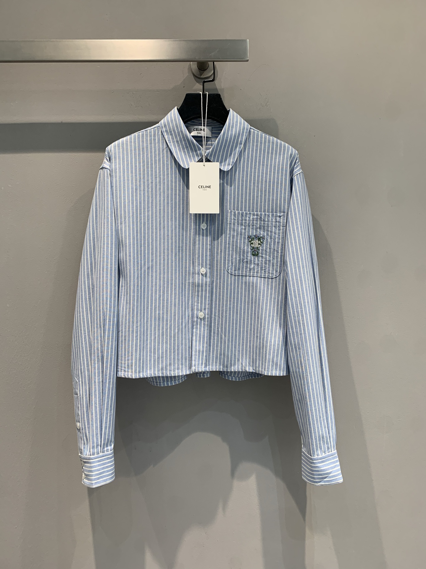 NO:419300,New style is shipped, original development Celin*2025 spring and summer new retro embroidery logo blue and white striped short shirt. It uses 100% pure cotton fabric, skin-friendly and breathable, and has a high-quality texture. Classic blue and white stripes collided and neat short cut, with French slack atmosphere, exquisite embroidery details on the chest. Low-key highlights CELINE high-quality texture Whether it is matched with high-waisted pants to create a three-point ratio, or open as a sunscreen jacket layered, unlocking the 'high-end and effortless' outfit formula for summer refreshing and fashionable, this shirt helps you grasp it. SML, celine, jackets & coats, shirts, alexander wang19860909新款出货啦 原版开发 Celin*2025春夏新款复古刺绣logo蓝白条纹短衬衫.采用百分百纯棉面料,亲肤透气,质感高级.经典蓝白条纹碰撞利落短款剪裁,自带法式松弛氛围胸前精致刺绣小细节.低调彰显CELINE 高定质感无论是搭配高腰裤打造三七分比例,还是敞开当防晒外套叠穿,一键解锁「高级不费力」穿搭公式夏天的清爽时髦感,这件衬衫帮你拿捏.码数SML,,celine,jackets & coats,shirts,alexander wang,Women's clothing