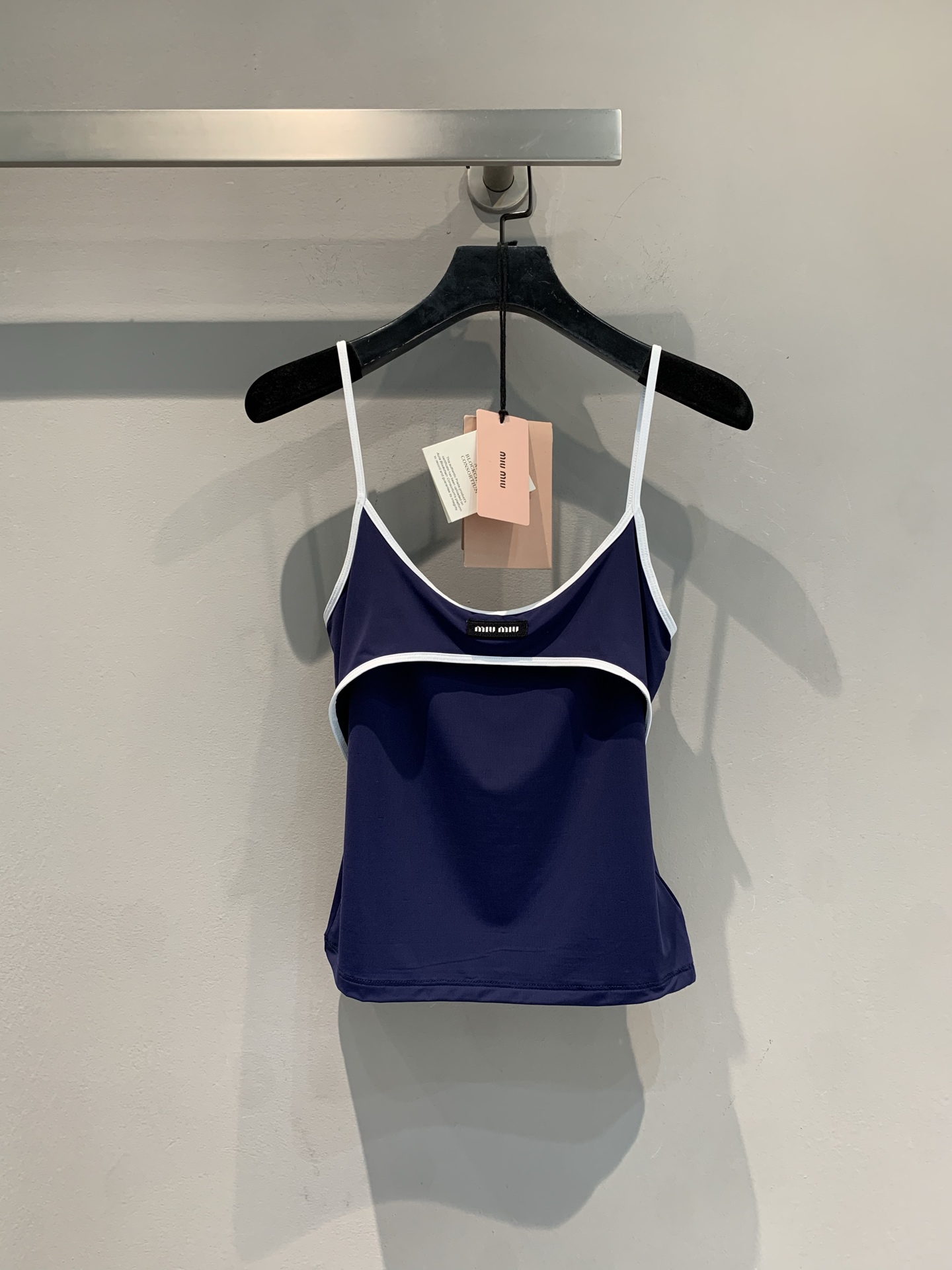 NO:420815,The new model is shipped. Original development. Miumi*2025 spring and summer new sports style contrasting edge suspender vest. The cool ceiling of the world, deep sea blue × pure white, the color is absolutely perfect, the thin shoulder strap outlines the shoulder and neck lines, comes with sexy filters, the fake two-piece design hides the trick, the sweet and cool feeling is full of sports style fabrics that are comfortable to fly, and you can wear it on daily streets and dates. Who isn't the Miu sweet and cool girl. SML, miumiu, alexander wang19860909新款出货啦 原版开发 Miumi*2025春夏新款运动风撞色边吊带背心.人间嗲酷天花板 深海蓝×纯净白 配色绝绝子,细肩带勾勒肩颈线条,自带性感滤镜,假两件设计藏小心机,甜酷感拉满运动风面料舒适到飞起,日常出街、约会蹦迪都能穿穿上它,谁还不是 Miu 系甜飒少女.码数SML,,miumiu,alexander wang,Women's clothing