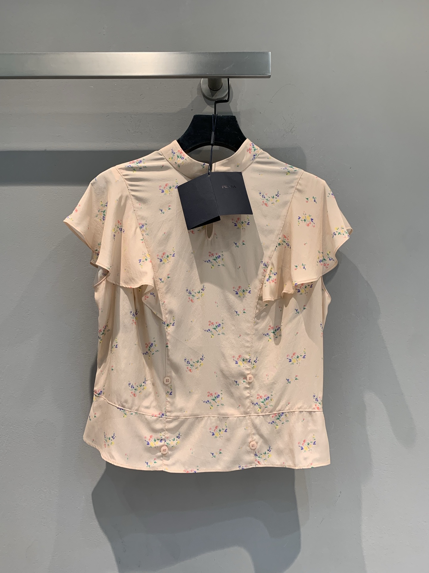 NO:420839,The new model is shipped. Original development. Prad*2025 spring and summer new retro small floral Feifei Sleeve Silk Shirt. It uses imported silk blend fabric, with delicate texture, light and comfortable. Feifei Sleeve design is sweet, with a small back, and it is a beautiful beauty in early summer. Shorts and skirts are amazing. You can grasp the slack feeling when you go out on the street and date every day. Whoever wears it looks good, don't miss the number of code SML, prada, skirts, shorts, shirts, real silk, alexander wang19860909新款出货啦 原版开发 Prad*2025春夏新款复古小碎花飞飞袖真丝衬衫.采用进口真丝混纺面料,质感细腻,轻盈舒适. 飞飞袖设计甜甜der ,后背小小心机,穿上就是初夏氛围美女 搭短裤、半裙都很绝,日常出街、约会都能拿捏松弛感,谁穿谁好看系列,别错过啦码数SML,,prada,skirts,shorts,shirts,real silk,alexander wang,Women's clothing