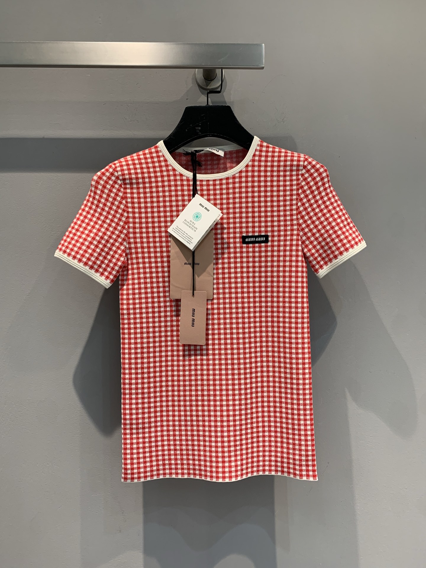 NO:435242,New style is shipped. Original real shot. Miumi* spring and summer new retro red and white plaid knitted short sleeves, classic plaid collision retro tone, exquisite small tag embellishment, high-end that cannot be hidden. The knitted texture is soft and skin-friendly, neat tailoring outlines neat lines, daily dresses are sweet and cool, and casual with pants, unlocking the fashionable and relaxed sense of French girls with one click. Wear it and go out on the street, and the return rate is grasped~ SML, miumiu, skirts, T-shirt, alexander wang19860909新款出货啦 原版实拍 Miumi*春夏新款复古红白格纹针织短袖,经典格纹碰撞复古腔调,精致小标点缀,细节藏不住的高级.针织质地软糯亲肤,利落剪裁勾勒利落线条,日常搭裙装甜酷、配裤装随性,一键解锁法式少女的时髦松弛感,穿它出街,回头率拿捏～码数SML,,miumiu,skirts,T-shirt,alexander wang,Women's clothing