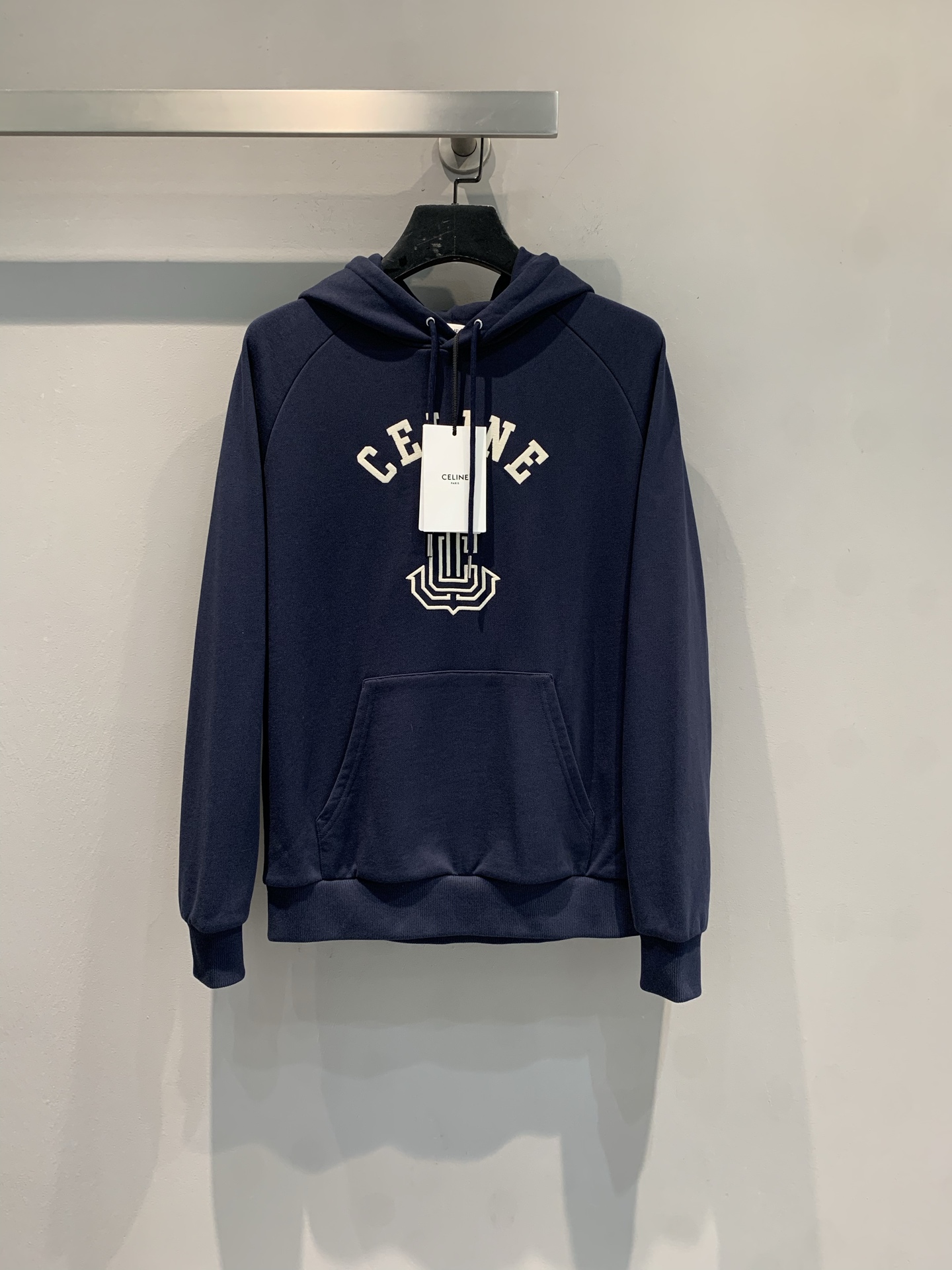 NO:431165,New style is shipped. Original real shot. Celin*2025 early autumn new fashionable letter logo hooded sweatshirt. It uses 100% pure cotton fabric, skin-friendly and comfortable, and has good breathability. Classic hidden blue color scheme, simple and high-end iconic letters and pattern design, with its own fashion recognition~ Hood + large pocket, casual and practical wear, daily street outing and relaxed outfits are suitable, easy to grasp the CELINE style fashionable, wear it and be the most beautiful baby on the street, don't miss the fashionable essence. SML, celine, hoodie, sweatshirts, hats, alexander wang19860909新款出货啦 原版实拍 Celin*2025早秋新款时髦字母logo连帽卫衣.采用百分百纯棉面料,亲肤舒适,透气性佳.经典藏蓝配色,简约又高级 标志性字母与图案设计,自带时尚辨识度~ 连帽+大口袋,休闲实穿,日常出街、松弛感穿搭都适配,轻松拿捏CELINE式时髦,穿上就是街头最靓的崽,时髦精别错过.码数SML,,celine,hoodie,sweatshirts,hats,alexander wang,Women's clothing