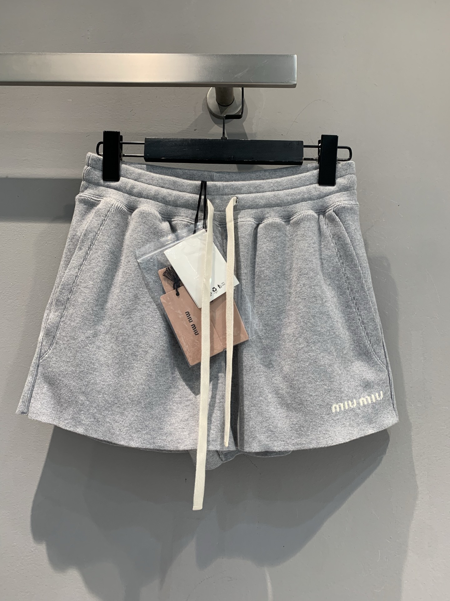 NO:436335,New goods are shipped. Original real shot. Miumi* early autumn new letter logo elastic waist drawstring shorts. The soft and glutinous fabric is super skin-friendly, suitable for daily street travel, sports and leisure~ The drawstring design is casual and fashionable, the small logo is low-key and exquisite. It becomes sweet and cool girl in seconds with a short top, and loose Tee is also very American campus. One unlocks N types of outfits, fashionable and delicate. SML, miumiu, shorts, alexander wang19860909新货出货啦 原版实拍 Miumi*早秋新款字母logo松紧腰抽绳系带短裤.软糯面料超亲肤,日常出街、运动休闲都适配~ 抽绳设计随性又时髦,小logo 低调藏精致 搭短上衣秒变甜酷辣妹,搭宽松 Tee 又很美式校园,一条解锁 N 种穿搭,时髦精闭眼入.码数SML,,miumiu,shorts,alexander wang,Women's clothing