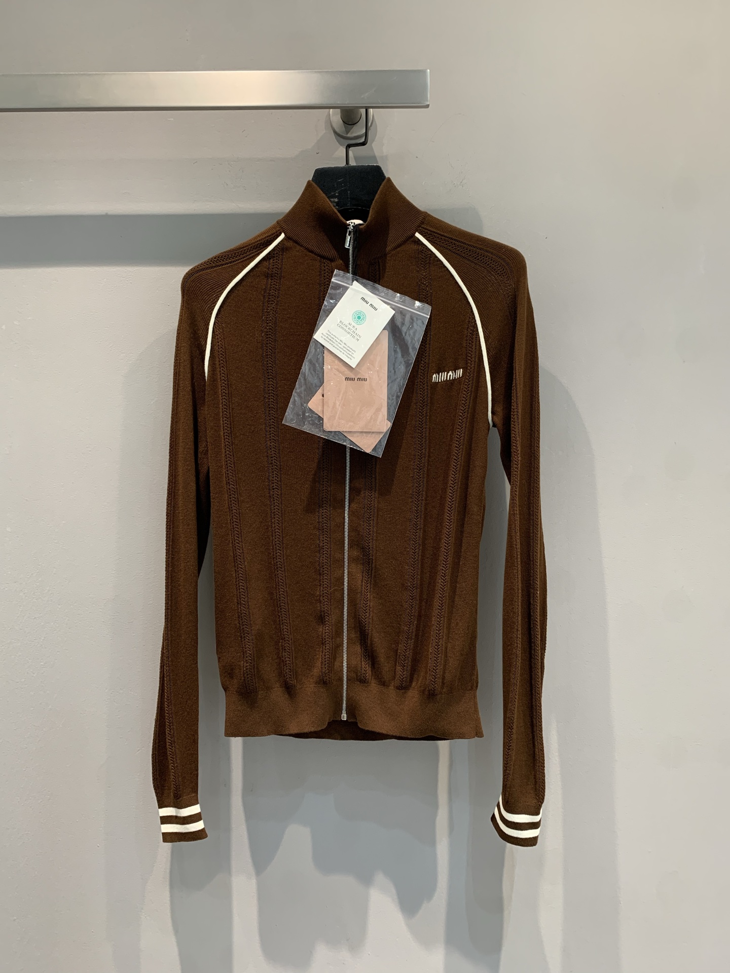 NO:442500,New style is shipped. Original real shot. Miumi's early autumn new retro brown knitted zipper jacket, classic stand-up collar design, neat lines outline fashionable outlines. The white edge decoration adds a sense of detail, the cuff stripes echo, simple and unique. It is a fashionable item that suits daily street appearance and exquisite occasions. It has a unique French relaxed style and interprets effortlessly elegant SML, miumiu, jackets & coats, alexander wang19860909新款出货啦 原版实拍 Miumi*早秋新款复古棕色针织拉链外套,经典立领设计,利落线条勾勒时髦轮廓.白边装饰增添细节感,袖口条纹呼应,简约又别致.搭配同系列小物,轻松打造高级氛围感,是日常出街与精致场合都适配的时尚单品,穿上即拥独特法式松弛格调,诠释不费力的优雅码数SML,,miumiu,jackets & coats,alexander wang,Women's clothing