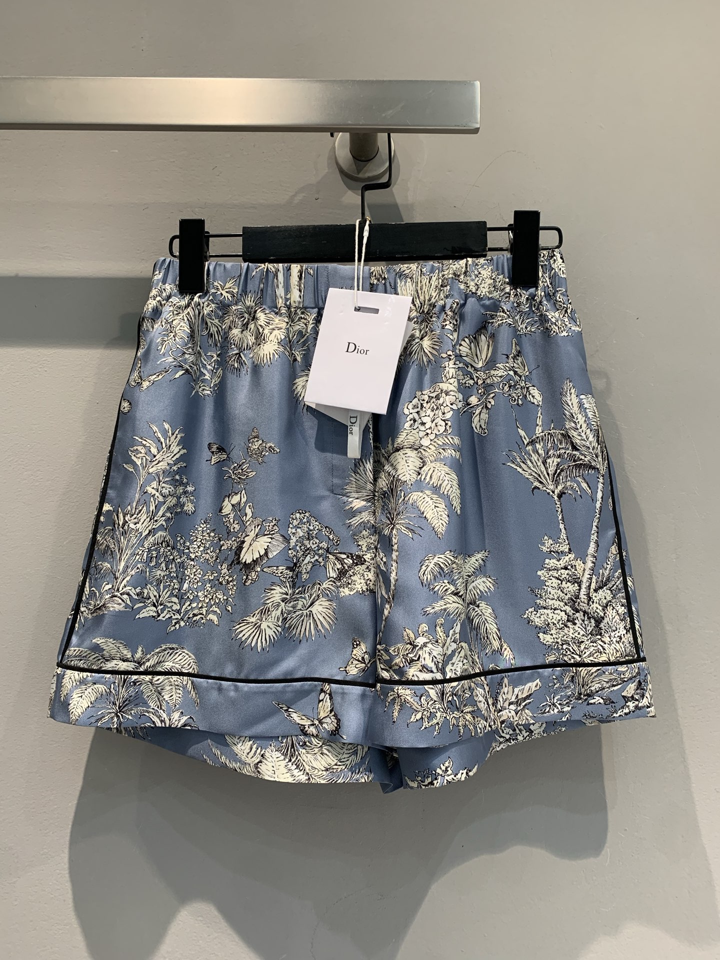 NO:438938,New style is shipped. Original real shot. CD summer new butterfly printed silk shorts. It uses 100% mulberry silk fabric, with delicate texture and full drooping. Light blue satin has a glossy feeling. Tropical plant prints to fill the summer slackness. The elastic waist design is comfortable and hides the flesh. It matches the same shirt with a lazy and luxurious look. It can be worn on the street and on vacation. Whoever wears it is the fashionable hormone for walking~ 36 38 40,,shorts,shirts,real silk,alexander wang19860909新款出货啦 原版实拍 CD夏季新款蝴蝶印花真丝短裤.采用百分百桑蚕丝面料,质感细腻,垂感十足. 浅蓝色缎面自带光泽感 热带植物印花 把夏日松弛感拉满,松紧腰设计舒服又藏肉,和同系列衬衫配一脸,慵懒贵气拿捏,出街度假都能穿,谁穿谁是行走的时尚荷尔蒙~码数36 38 40,,shorts,shirts,real silk,alexander wang,Women's clothing