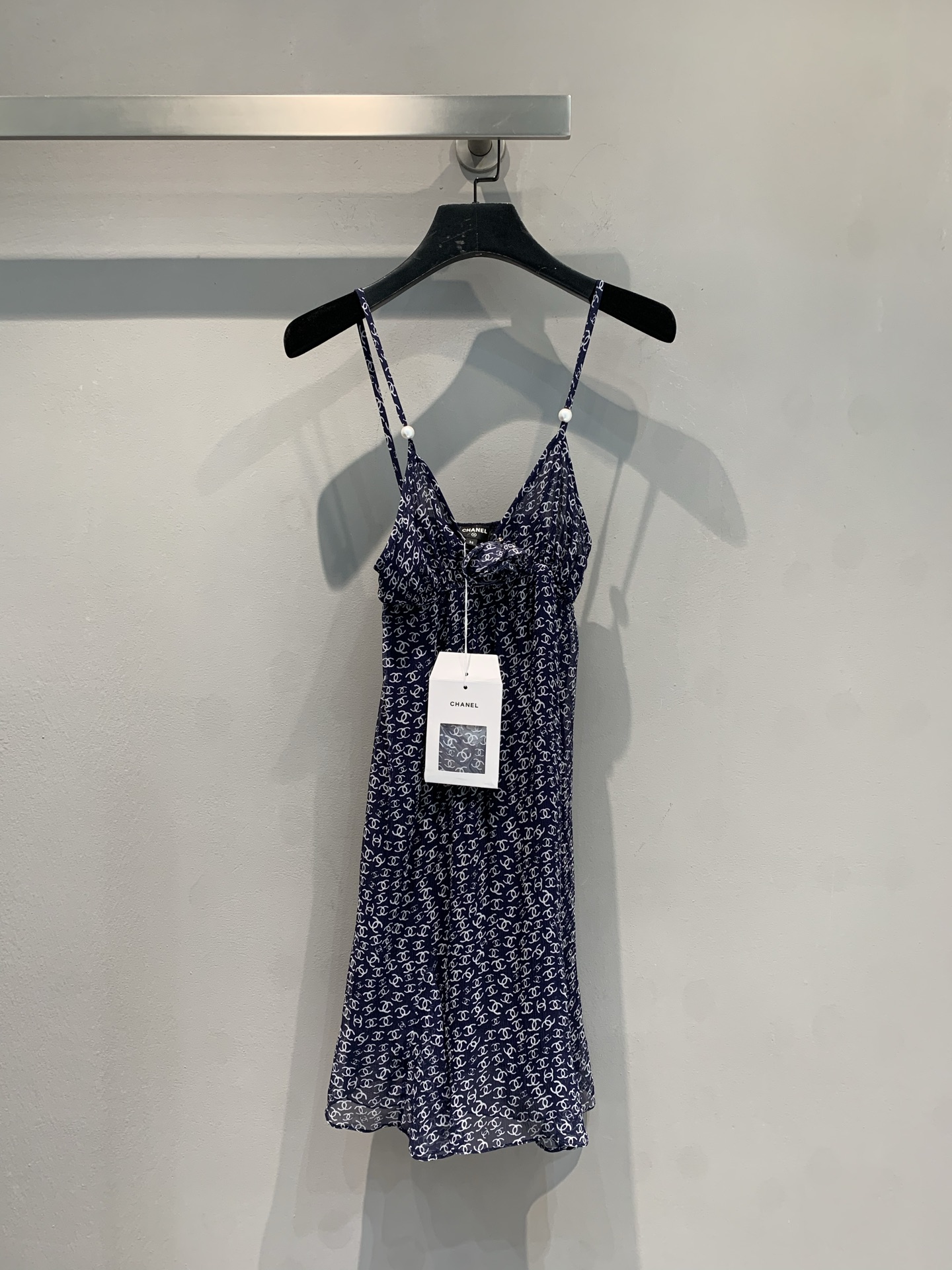 NO:419278,New model is shipped. Original development. C home 2025 spring and summer new celebrity style pearl buckle double-layer silk suspender dress. It uses imported 100% mulberry silk fabric. It is light and comfortable, with a high-quality texture. Classic double C full print, hidden blue background + white LOGO, with French relaxation. Slim shoulder straps with pearl buckles, exquisite to the bones, thin fabrics are suitable for spring and summer, and one-click to grasp the high-end atmosphere during vacation and date. Wear it, and you will have a beautiful grandma's elegant filter when walking~ 36 38 40, chanel, skirts, real silk, alexander wang19860909新款出货啦 原版开发 C家2025春夏新款名媛风珍珠扣双层真丝吊带连衣裙.采用进口百分百桑蚕丝面料.轻盈舒适,质感上乘.经典双C满印,藏蓝底色+白色LOGO,自带法式松弛感.细肩带配珍珠扣,精致到骨子里轻薄面料适配春夏,度假、约会一键拿捏高级氛围.穿上它,走路都带香奶奶的优雅滤镜~码数36 38 40,,chanel,skirts,real silk,alexander wang,Women's clothing