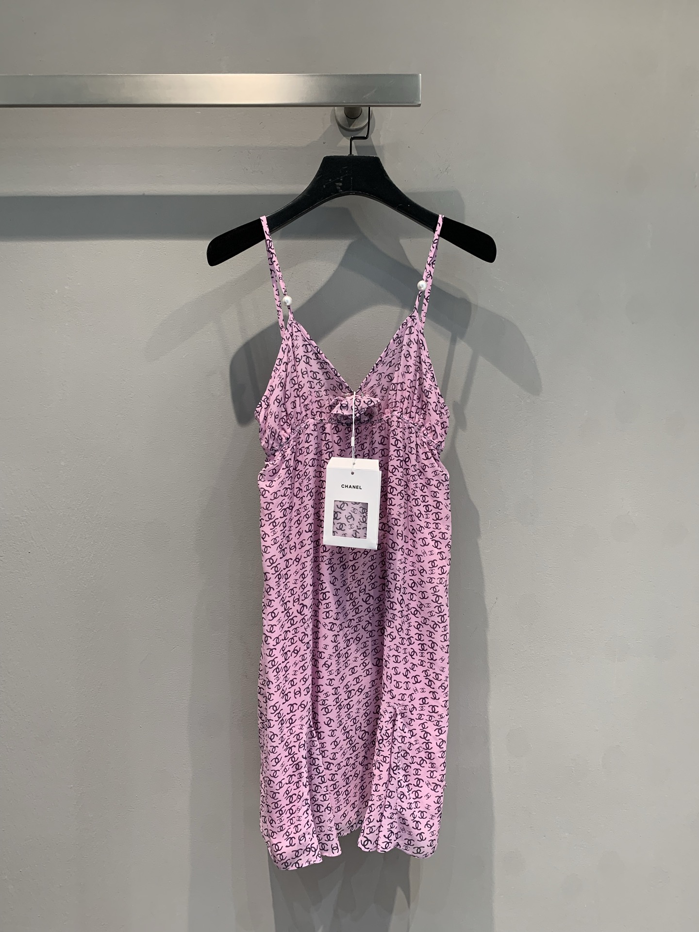 NO:419289,New model is shipped, original development C home 2025 spring and summer new celebrity style pearl buckle double-layer silk suspender dress. It is made of 100% mulberry silk fabric, light and comfortable, with excellent texture. The classic double C print is covered with soft foundation, which is the perfect collision between the girl's heart and the high luxury. The fine suspender embellishes the pearl details, hides exquisite and careful. The V-neck outlines the elegant shoulder and neck line. Put it on and walk on the streets of spring. Even the wind is filled with a sweet and cool Chanel-style atmosphere. Dating, afternoon tea, and check-in... One piece contracts all romantic scenes. Number of 36 38 40, chanel, chanel, skirts, real silk, alexander wang19860909新款出货啦 原版开发 C家2025春夏新款名媛风珍珠扣双层真丝吊带连衣裙.采用百分百桑蚕丝面料 轻盈舒适,质感上乘.经典双C印花铺满柔粉底色,是少女心与高奢感的完美碰撞.细吊带缀珍珠细节 藏着精致小心机.V领勾勒优雅肩颈线 穿上它,漫步在春日街头.连风里都飘着香奈儿式的甜酷氛围.约会、下午茶、出片打卡…一件承包所有浪漫场景码数36 38 40,,chanel,chanel,skirts,real silk,alexander wang,Women's clothing