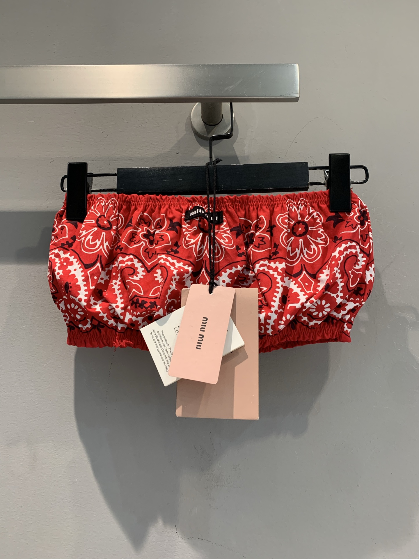 NO:423810,The new model is shipped. Original development. Miumi 2025 spring and summer new hot girl style red cashew nut flower strapless. This strapless makes the 'American retro spicy' clear!  Rich red base + cashew flowers, wear it in a short skin-exposed design, with high-waisted pants/skirts to instantly turn into hot girls proportions, comes with elasticity and no meat, and is sure to win when you go out on the street. Whose summer hot girls equipment is +1?  Speed ​​lock. Code SML, miumiu, skirts, alexander wang19860909新款出货啦 原版开发 Miumi2025春夏新款辣妹风红腰果花抹胸. 这抹胸把“美式复古辣”玩明白了！浓郁红底+腰果花,穿上直接炸场短款露肤设计,配高腰裤/裙秒变辣妹比例,自带弹力不勒肉,蹦迪/出街都稳赢是谁的夏日辣妹装备+1了？速锁.码数SML,,miumiu,skirts,alexander wang,Women's clothing