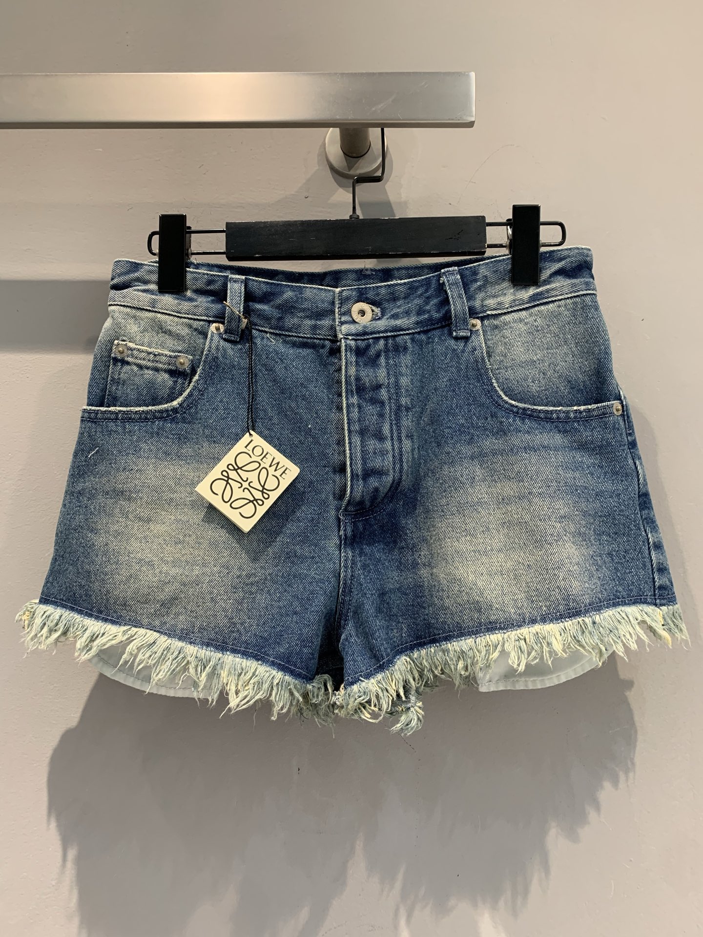 NO:422398,New models are shipped. Original development. Loew*2025 spring and summer new retro wool-edged denim shorts are made of imported denim cotton fabric. The texture is delicate and the style is crisp. Washed blue comes with a retro slack trouser legs. It is cool when walking. High waist + wide-leg tailoring. It hides the flesh to show the long legs. Wear a short top and show the waist and walks casually. We use a shirt to play with a casual style. We can use a button to get the slack feeling of hot girls~ Fashionable people close their eyes and lock them!  SML, loewe, shorts,shirts,alexander wang19860909新款出货啦 原版开发 Loew*2025春夏新款复古毛边牛仔短裤,采用进口牛仔棉面料,质感细腻,版型挺括.水洗蓝自带复古松弛感裤脚毛边设计,走路都带飒爽劲儿,高腰+阔腿剪裁,藏肉显腿长搭短上衣露腰、配衬衫走随性风 日常出街、度假炸场一键拿捏辣妹松弛感～时髦精们闭眼锁！码数SML,,loewe,shorts,shirts,alexander wang,Women's clothing