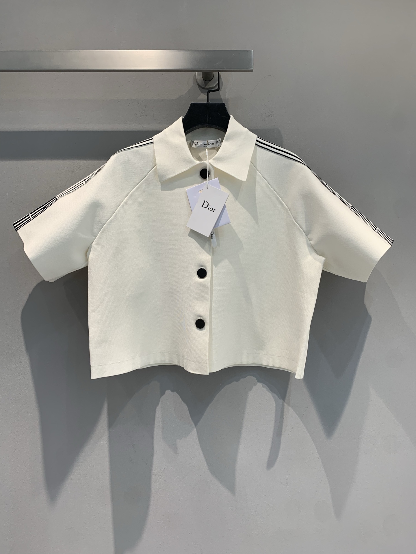 NO:422381,New model is shipped. Original development CD2025 early autumn new tennis style webbing short knit cardigan | Fashionable with a slack feeling, I was asked about this short knit cardigan. Simple white + neat lapel, full of high-end feel, stripes on the shoulders splicing, breaking the monotony, short cut is super proportional, and paired with high-waist pants/skirts with one click to unlock lazy and noble style. Every day when going out on the street, date and commuting, it is a relaxed and fashionable skill. Sisters who understand Dior, close their eyes and enter this wave of classics. Number 36 38 40,,dior, skirts,alexander wang19860909新款出货啦 原版开发 CD2025早秋新款网球风织带短款针织开衫 | 自带松弛感的时髦,被问爆 这件短款针织开衫.简约白+利落翻领,高级感拉满,肩部条纹拼接,打破单调,短款剪裁超显比例,搭高腰裤/裙一键解锁慵懒贵气范儿.日常出街、约会通勤随手一穿都是松弛感时髦精 懂 Dior 的姐妹,闭眼入这波经典.码数36 38 40,,dior,skirts,alexander wang,Women's clothing