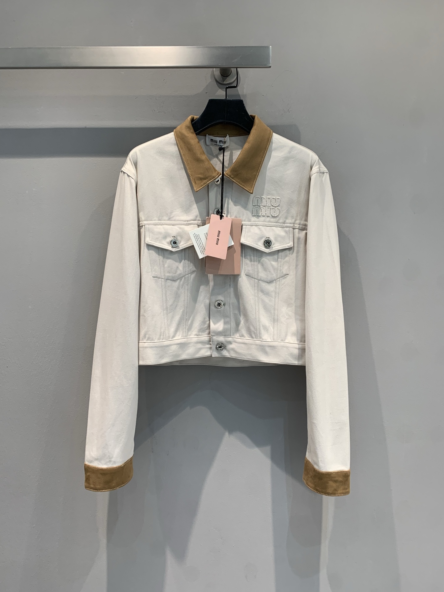 NO:423772,New model is shipped. Original development. Miumi*2025 early autumn new retro and noble contrast denim jacket. Milk white denim + caramel lapel. The retro lady's atmosphere is directly filled with short cut and instantly becomes a three-seven-six-sized figure. Whoever wears the legs is exquisite and exquisite embroidered small labels hide the details. The noble feeling is tightly grasped~ Spring and autumn layering, summer skirt, a must-have atmosphere that revitalizes the whole wardrobe. Close your eyes and don't regret it. SML, miumiu, skirts, jackets & coats, alexander wang19860909新款出货啦 原版开发 Miumi*2025早秋新款复古贵气撞色牛仔外套.奶白牛仔+焦糖翻领,复古大小姐氛围直接拉满短款剪裁秒变三七分身材,谁穿谁是腿精本精精致刺绣小标藏细节,贵气感拿捏得死死的~春秋叠穿、夏季配裙,一件盘活整个衣橱时髦精必入的氛围感战袍,闭眼冲不后悔.码数SML,,miumiu,skirts,jackets & coats,alexander wang,Women's clothing