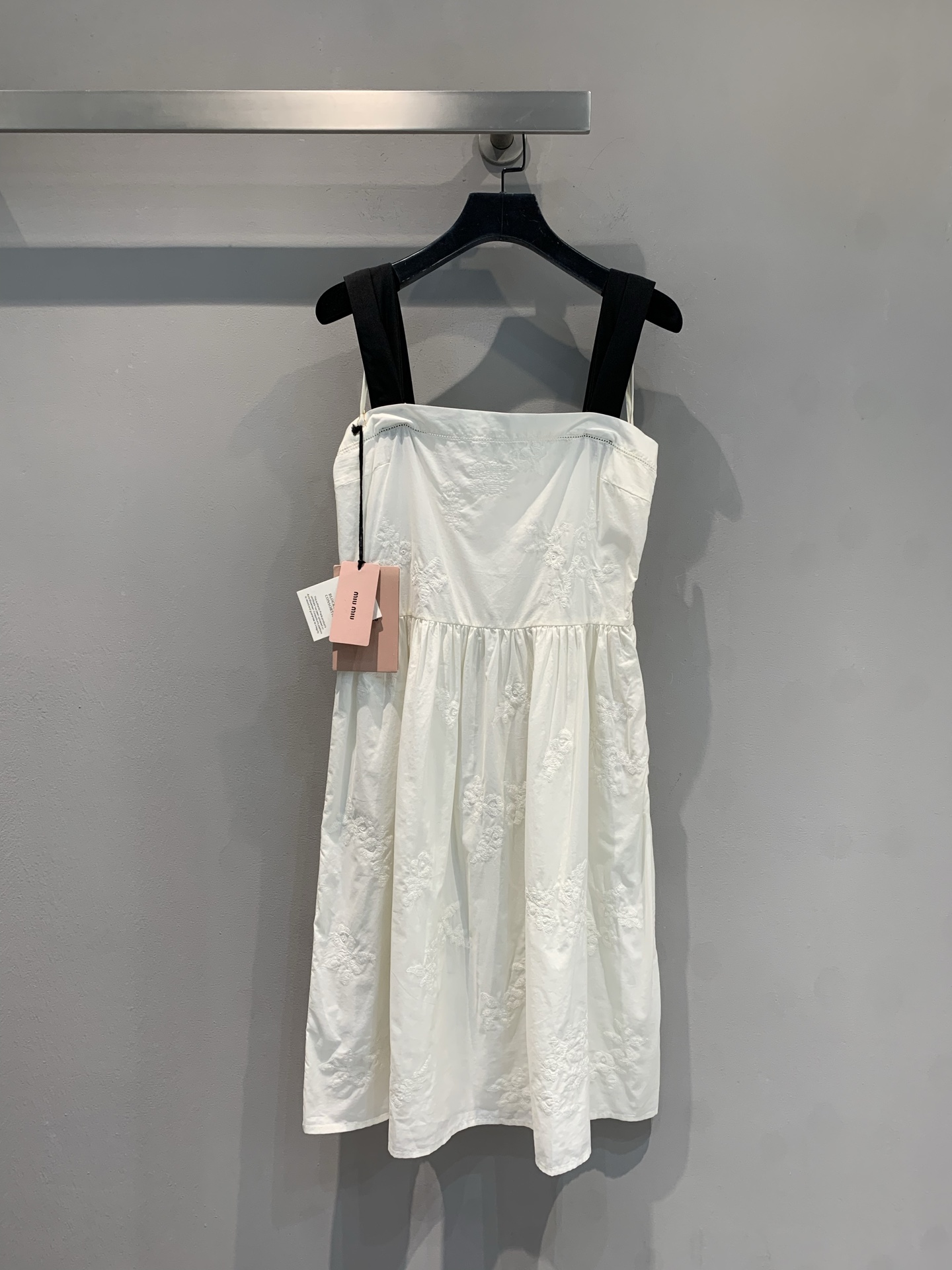 NO:423854,The new model is shipped. Original development. Miumi 2025 spring and summer new pure desire style heavy industry embroidered flower shoulder strap dress. It uses pure cotton spliced ​​mulberry silk fabric, with delicate texture, skin-friendly and breathable. The black and white contrasting shoulder straps are super eye-catching. It has a cool young lady aura. The skirt is exquisitely embroidered. It is a fairy skirt that can breathe. It is right. The high-waisted skirt hides the flesh and makes it look taller. A small person can instantly turn into a nine-headed body on a date/vacation. Even the wind is helping you feel the business atmosphere. SML, miumiu, skirts, alexander wang19860909新款出货啦 原版开发 Miumi2025春夏新款纯欲风重工刺绣花朵肩带连衣裙.采用纯棉拼接桑蚕丝面料,质感细腻,亲肤透气.黑白撞色肩带超吸睛 自带清冷大小姐气场,裙摆精致刺绣 是会呼吸的仙女裙没错了,高腰大裙摆藏肉又显高,小个子也能秒变九头身约会/度假穿它,连风都在帮你营业氛围感码数SML,,miumiu,skirts,alexander wang,Women's clothing