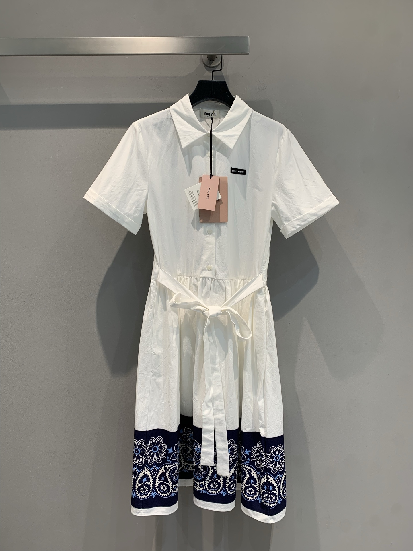 NO:423843,New model is shipped. Original development. Miumi 2025 spring and summer new college style lace lace spliced ​​polo collar dress. White shirt skirt + waist seal design, one-click outline hourglass waist, blue and white paisley pattern at the hem. Retro and lively, with style when walking~Polo collar + neat tailoring, full of college sense. Sandals/white shoes are all gods. A fairy skirt that is gentle enough to shiny, just pick up the crush when you go on dates. SML, miumiu, sandals, skirts, shirts, alexander wang19860909新款出货啦 原版开发 Miumi2025春夏新款学院风系带蕾丝拼接polo领连衣裙.白衬衫裙+腰封设计,一键勾勒沙漏腰,下摆蓝白佩斯利花纹 复古又灵动,走路都带风~Polo领+利落剪裁,学院感拉满 配凉鞋/小白鞋都封神 温柔到发光的仙女裙,穿去约会直接拿捏crush.码数SML,,miumiu,sandals,skirts,shirts,alexander wang,Women's clothing