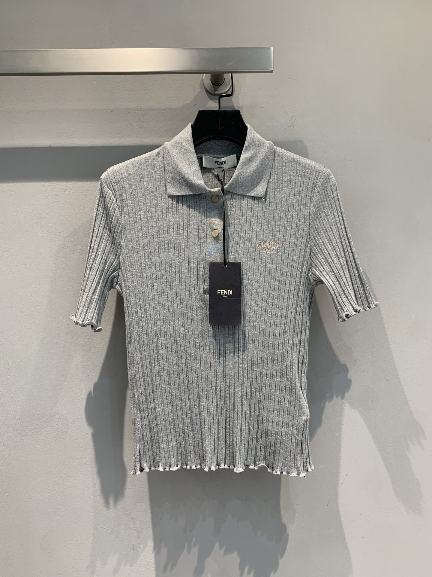 NO:423822,The new model is shipped. Original development. Fend*2025 early autumn new retro embroidered logo polo short sleeves. I was asked about it. Fendi knitted Polo shirt comes with an expensive filter. The light gray knitted pit strips are so amazing!  Gentle and textured, Polo collar + gold buckle design, retro lady atmosphere is full of small details on the hem, hiding flesh is fashionable, it is very comfortable to fit in close body, and it is full of high-waisted pants/skirts. Whose exquisite outfit is moving?  Quick lock code number SML, fendi, skirts, T-shirt, alexander wang19860909新款出货啦 原版开发 Fend*2025早秋新款复古刺绣logo坑条polo短袖.被问爆 Fendi 针织Polo衫 自带贵气滤镜,浅灰色针织坑条太绝！温柔又显质感,Polo领+金扣设计,复古大小姐氛围拉满下摆微喇小细节,藏肉又时髦 贴身不勒超舒服,配高腰裤/半裙都封神 是谁的精致穿搭DNA动了？速速锁码数SML,,fendi,skirts,T-shirt,alexander wang,Women's clothing