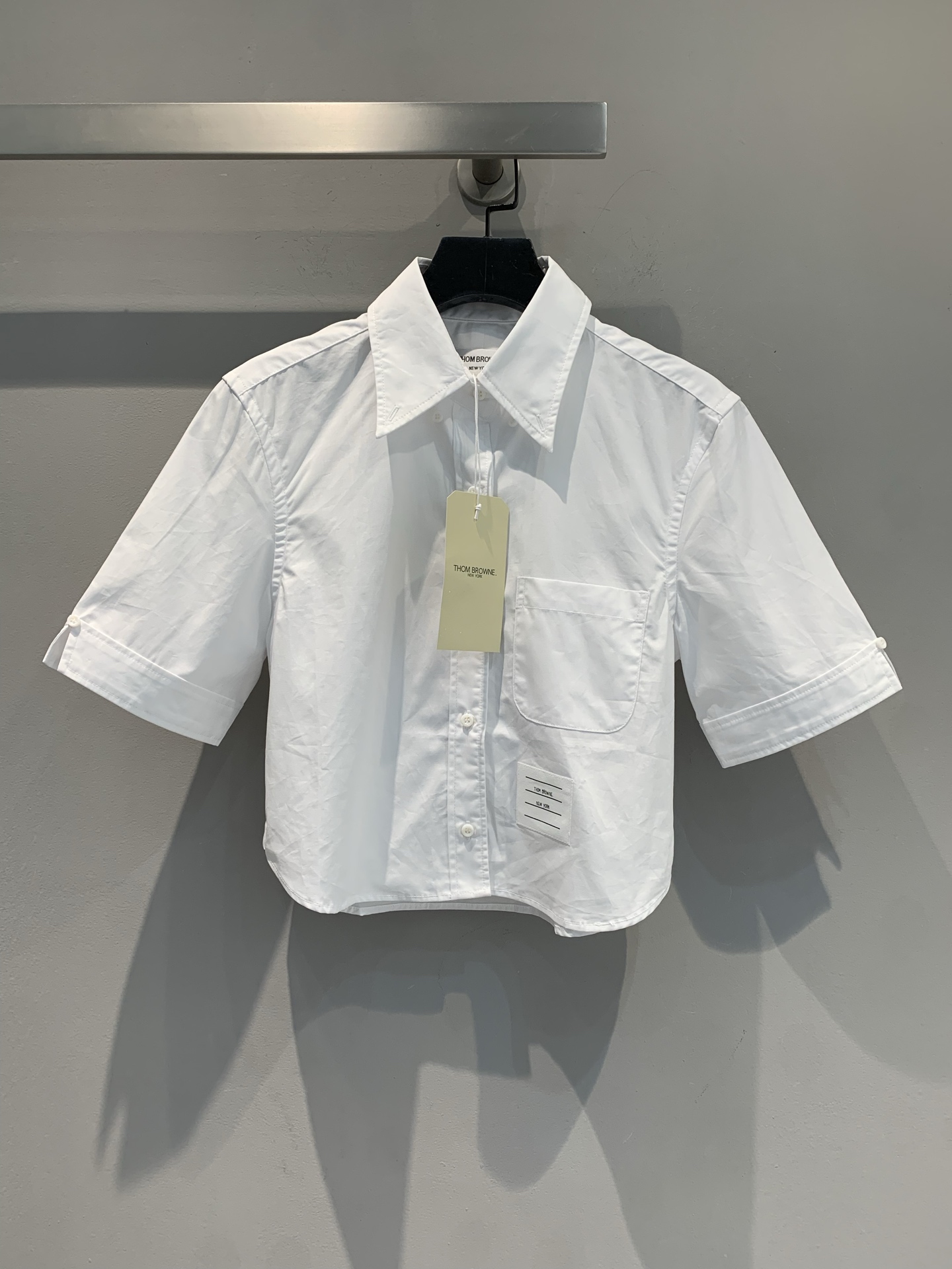 NO:423798,New model is shipped. Original development. TB2025 spring and summer new fashionable and versatile small lapel pure cotton short shirt. Neat small lapel + short cut, one-click with right-angle shoulders & ant waist pure cotton texture breathable and crisp, single-fitting layering comes with advanced filters, the small label on the chest is hidden, it is a low-key and exquisite that only fashionable people know. SML, shirts, alexander wang19860909新款出货啦 原版开发 TB2025春夏新款时髦百搭小翻领纯棉短款衬衫.利落小翻领+短款剪裁,一键拥有直角肩&蚂蚁腰纯棉质感透气又挺括,单穿叠穿都自带高级滤镜,胸前小标暗藏心机,是时髦精才懂的低调精致.码数SML,,shirts,alexander wang,Women's clothing