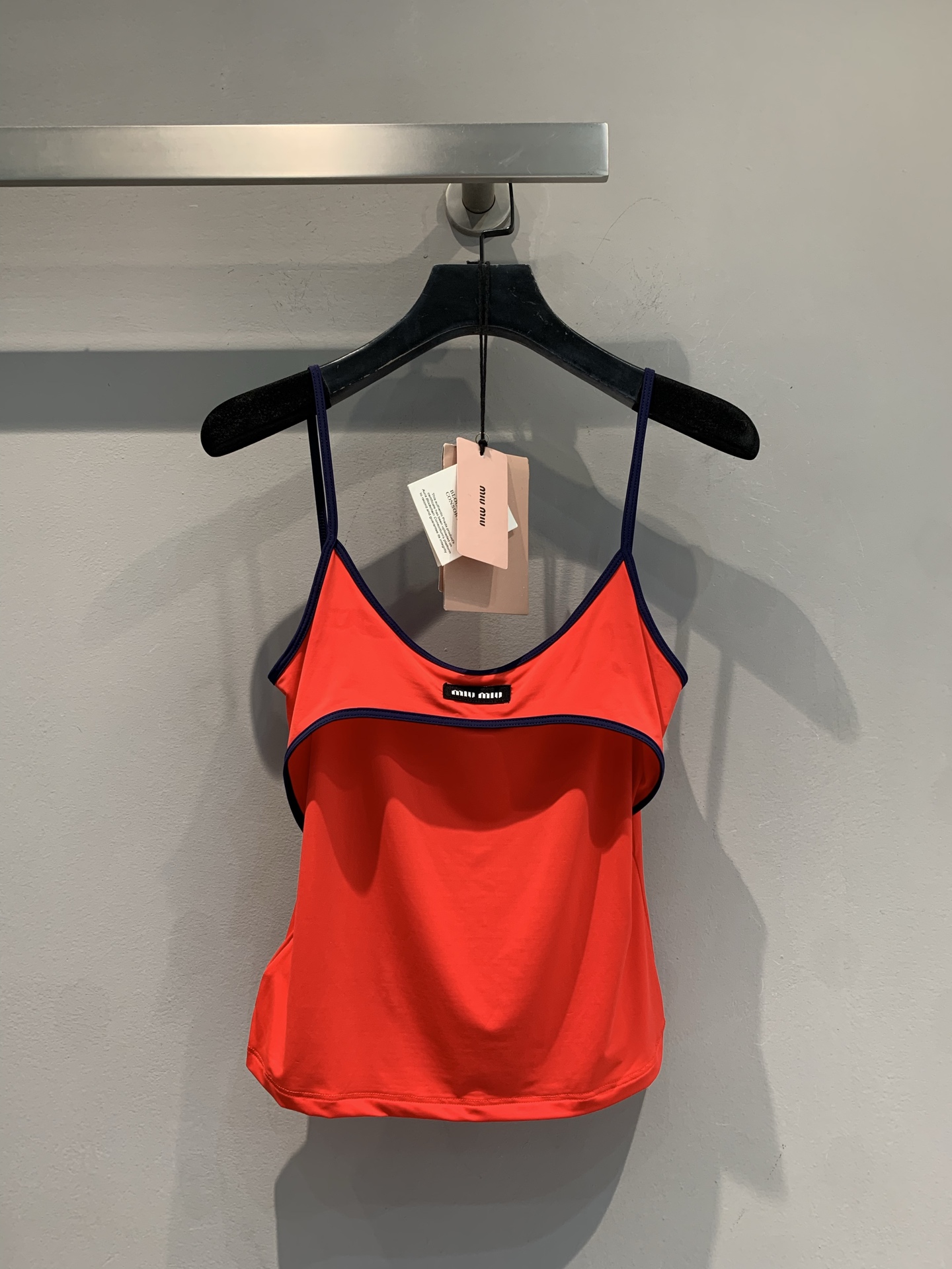 NO:422372,The new model is shipped. Original development. Miumi*2025 spring and summer new retro contrasting edge suspender vest. Red main tune comes with eye-catching attributes, with thin edges outlined in dark blue, exquisite and playful ~ thin shoulder strap design, revealing superior shoulder and neckline. It is superb in the inner and outer wear. It is paired with high-waisted pants and short skirts with one click to unlock the sweet and spicy girlish feeling. Whoever wears it, whoever wears it, closes his eyes and enters this summer atmosphere and kills SML, miumiu, skirts, alexander wang19860909新款出货啦 原版开发 Miumi*2025春夏新款复古撞色边吊带背心. 正红主调 自带吸睛属性,藏青细边勾勒,精致又俏皮～细肩带设计,露出优越肩颈线.内搭外穿都超绝,搭高腰裤、小短裙一键解锁甜辣少女感,谁穿谁时髦时髦精们,闭眼入这波夏日氛围杀码数SML,,miumiu,skirts,alexander wang,Women's clothing