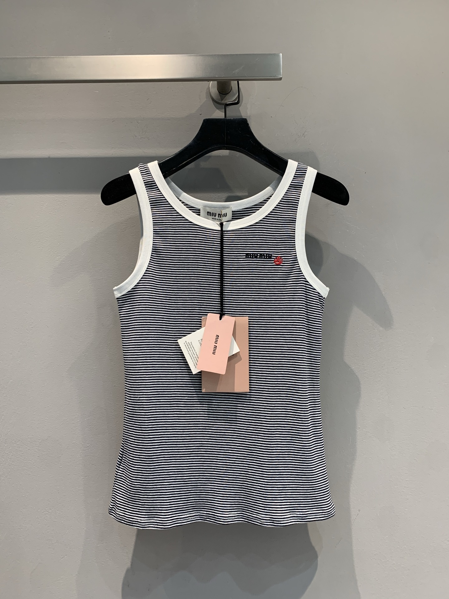 NO:423790,New models are shipped. Original development. Miumi*2025 spring and summer new co-branded series contrasting edge striped vest. Classic stripes never go wrong. Contrast color edges are fashionable. Small labels on the chest + red rose embroidery. Exquisite details are noble. The sleeveless design is suitable for various layerings. It also has a relaxing atmosphere when worn alone. Whose summer wardrobe is still missing this one?  Quick lock code count SML, miumiu, alexander wang19860909新款出货啦 原版开发 Miumi*2025春夏新款联名系列撞色边条纹背心.经典条纹永不出错 撞色包边时髦度拉满,胸前小标+红玫瑰刺绣 精致细节拿捏贵气感,无袖设计适配各种叠穿,单穿也自带松弛氛围,是谁的夏日衣橱还缺这件？速速锁死码数SML,,miumiu,alexander wang,Women's clothing