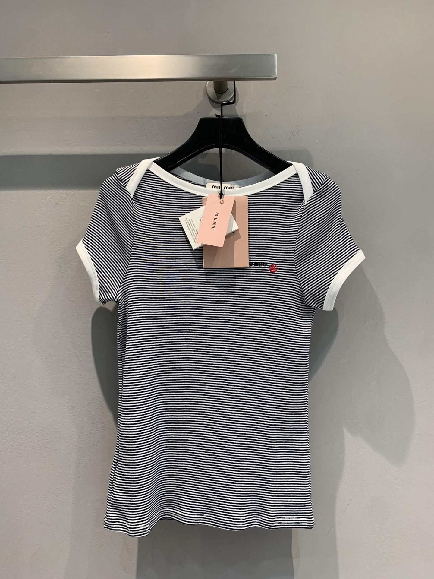 NO:423771,The new model is shipped, original development Miumi*2025 spring and summer new co-branded series of ship neck contrasting edge striped short sleeves. This short sleeve makes the 'sweet and cool balance' to death!  Classic black and white striped base cuffs and collar contrasting collars, details hide the exquisiteness. Small label + small red flower embellishment hits the girl's heart in one second, slim tailoring hides flesh and shows the figure, wear jeans and short skirts on a daily basis for going out on the street/dating and commuting. It is a relaxed and fashionable essence, sweet and cool party speed lock, this wave of investment is not a loss. SML, miumiu, skirts, jeans, T-shirt, alexander wang19860909新款出货啦 原版开发 Miumi*2025春夏新款联名系列船领撞色边条纹短袖.这件短袖把 “甜酷平衡” 拿捏死！ 经典黑白条纹打底袖口、领口撞色包边,细节藏着精致感.小标+小红花点缀 一秒戳中少女心,修身剪裁藏肉又显身材,搭牛仔裤、小短裙日常出街/约会通勤 随手穿都是松弛时髦精,甜酷党速锁,这波入股不亏.码数SML,,miumiu,skirts,jeans,T-shirt,alexander wang,Women's clothing