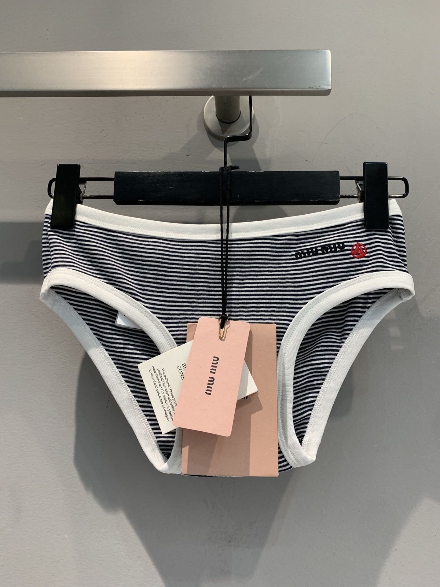 NO:423812,The new model is shipped. Original development. Miumi*2025 spring and summer new co-branded series of contrasting edge striped shorts. Classic stripes control ecstasy~ Black and white matching is always high-end and fashionable, the edge design is neat and clean, and the small details of the red label hit the girl's heart, comfortable and hidden flesh, and whispered that it is awesome to match the same series vest!  Wear exquisiteness in daily life, this wave of atmosphere grasps the number of sisi SML, miumiu, shorts, alexander wang19860909新款出货啦 原版开发 Miumi*2025春夏新款联名系列撞色边条纹短裤.经典条纹控狂喜~ 黑白配永远高级又时髦,包边设计利落干净,红标小细节戳中少女心贴身舒适又藏肉,悄悄说配同系列背心绝绝子！把精致穿在日常里,这波氛围感拿捏sisi的码数SML,,miumiu,shorts,alexander wang,Women's clothing