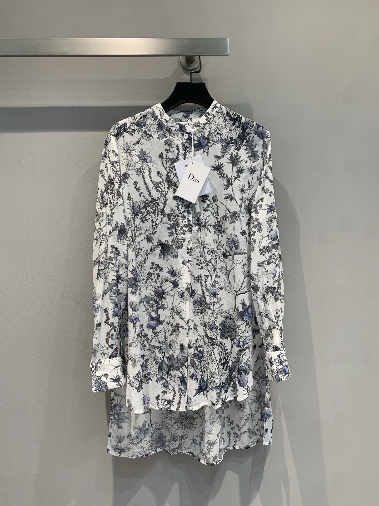 NO:423925,New model is shipped. Original development CD2025 spring and summer new retro floral printed shirt skirt, made of 100% pure cotton fabric, light and comfortable, and has good breathability. The simple and elegant background is set against the blues and flowers, and the stand-up collar design adds a bit of neatness, casual and exquisite. Walk in it, wear romance and high-end feeling on your body, and easily grasp French elegance~ 36 38 40,,skirts,shirts,alexander wang19860909新款出货啦 原版开发 CD2025春夏新款复古花卉印花衬衫裙,采用百分百纯棉面料,轻盈舒适,透气性佳. 素雅底色衬着蓝调繁花, 立领设计添几分利落, 随性又不失精致. 穿它漫步, 把浪漫与高级感穿在身上, 轻松拿捏法式优雅～码数36 38 40,,skirts,shirts,alexander wang,Women's clothing