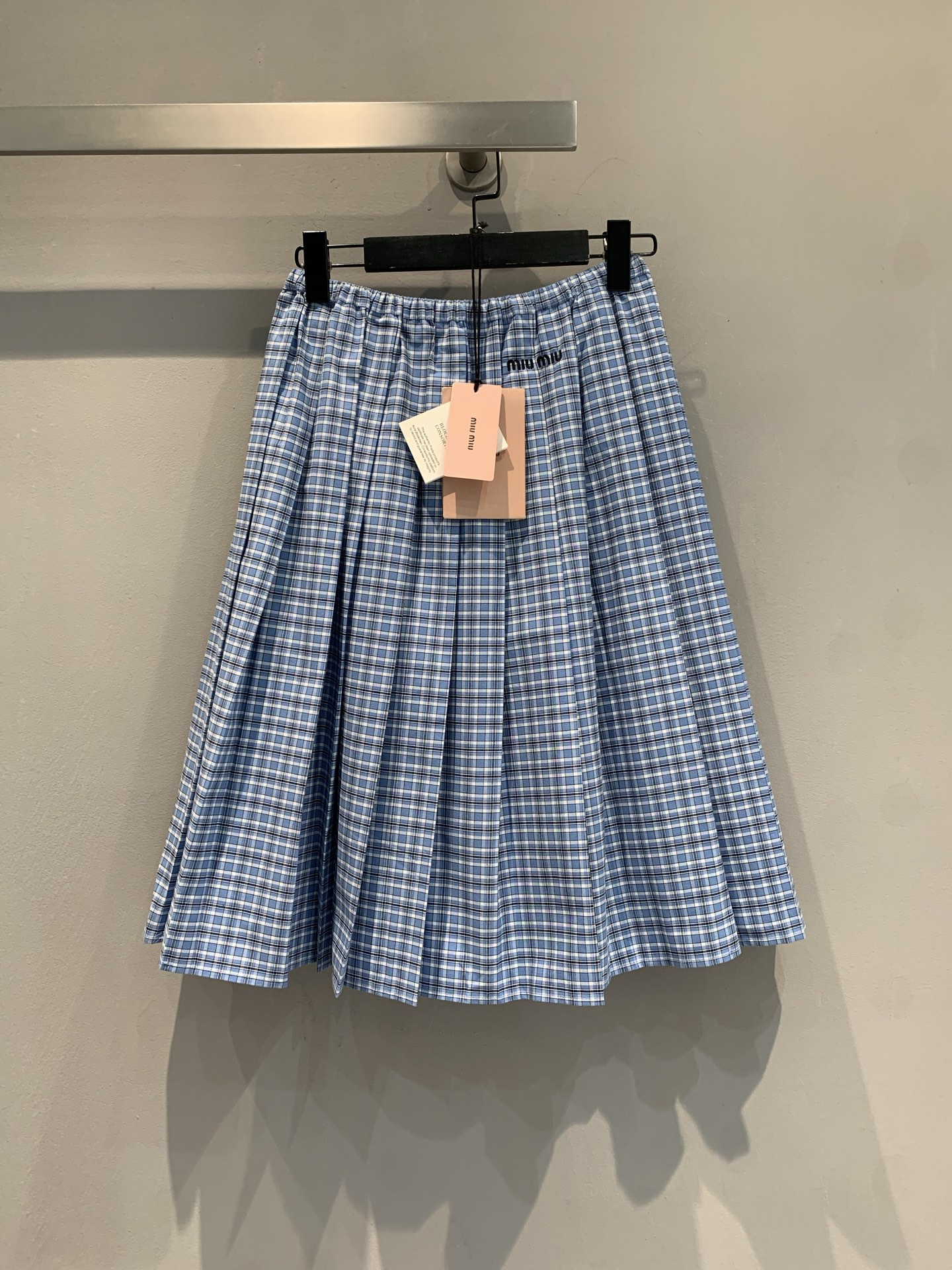 NO:423902,New style is shipped. Original development. Mium*2025 spring and summer new college style pleated skirt. Fresh blue grid comes with campus filter. The pleated skirt is flexible and stylish. Walking with style~ The elastic waist design is super friendly, comfortable and hidden. Young schoolgirls or relaxed seniors can switch to a white shirt with a free sense of love = college first love, with a short top = American retro spicy, a skirt revitalizes the entire wardrobe!  Fashionable people closed their eyes and rushed to the street and were chased to ask the degree of links~code SML, miumiu, skirts, shirts, alexander wang19860909新款出货啦 原版开发 Mium*2025春夏新款学院风格纹百褶半裙.清新蓝格自带校园滤镜 百褶裙摆一整个灵动住, 走路都带风～松紧腰设计超友好, 舒适又藏肉, 青春学妹or松弛学姐切换自如搭白衬衫=学院初恋感, 配短上衣=美式复古辣, 一条裙子盘活整个衣橱！ 时髦精们闭眼冲, 穿去炸街被追着问链接的程度～码数SML,,miumiu,skirts,shirts,alexander wang,Women's clothing