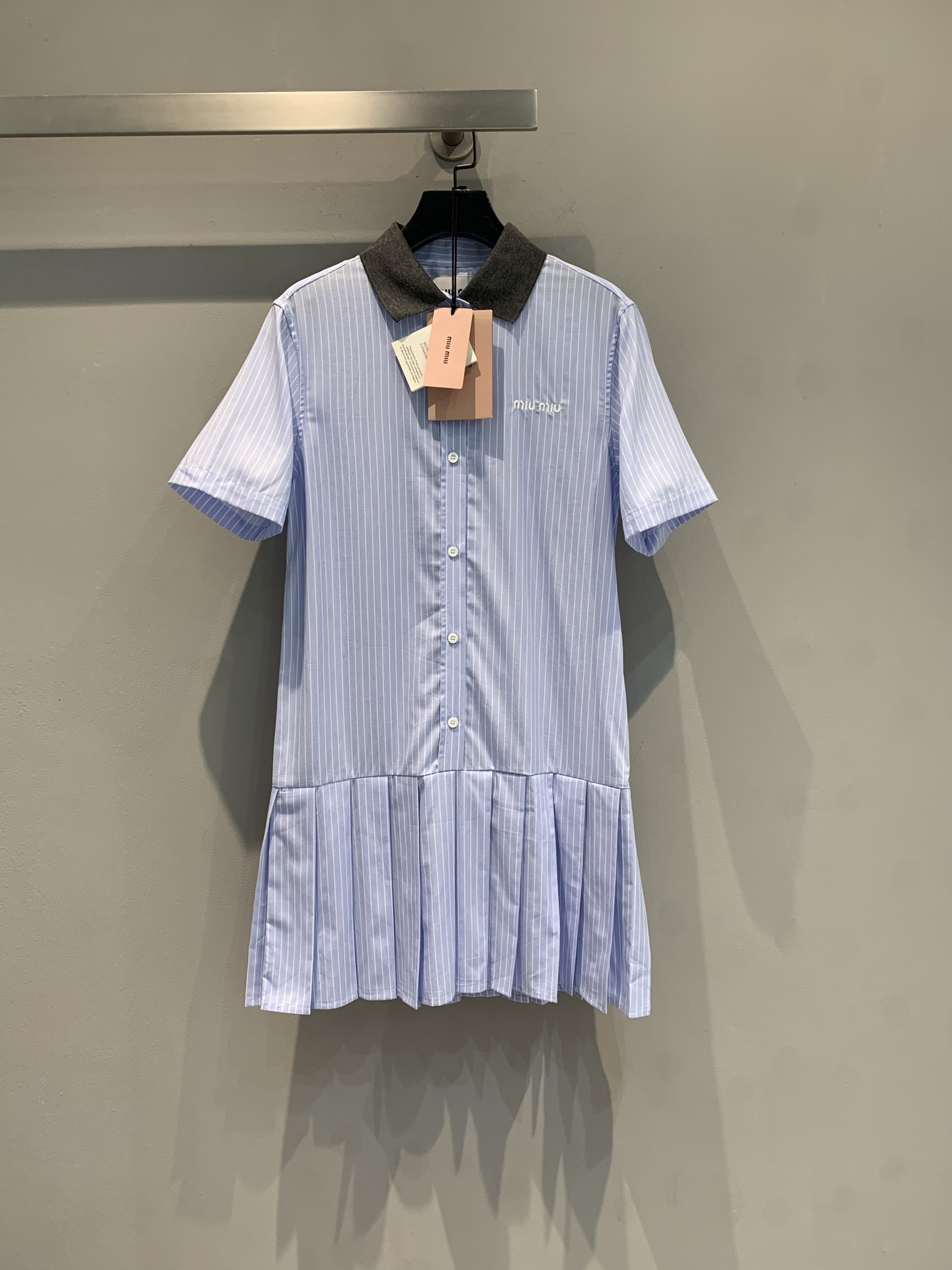 NO:423856,New model is shipped. Original development. Miumi*2025 spring and summer new sweet style contrasting velvet collar striped pleated dress. Contrast color small lapel + vertical stripes, neat and hidden flesh. The pleated skirt is swinging, and you will have youth filters when walking. It is directly sweeter when you wear it. One-click unlocks a loose and exquisite dressing formula. Whoever wears it is the heroine of the campus drama. SML, miumiu, skirts, alexander wang19860909新款出货啦 原版开发 Miumi*2025春夏新款甜美风撞色丝绒领条纹百褶连衣裙.撞色小翻领+竖条纹, 利落又藏肉, 百褶裙摆一摆, 走路都带青春滤镜～约会穿直接甜度超标, 一键解锁松弛又精致的穿搭公式, 谁穿谁是校园剧女主既视感码数SML,,miumiu,skirts,alexander wang,Women's clothing