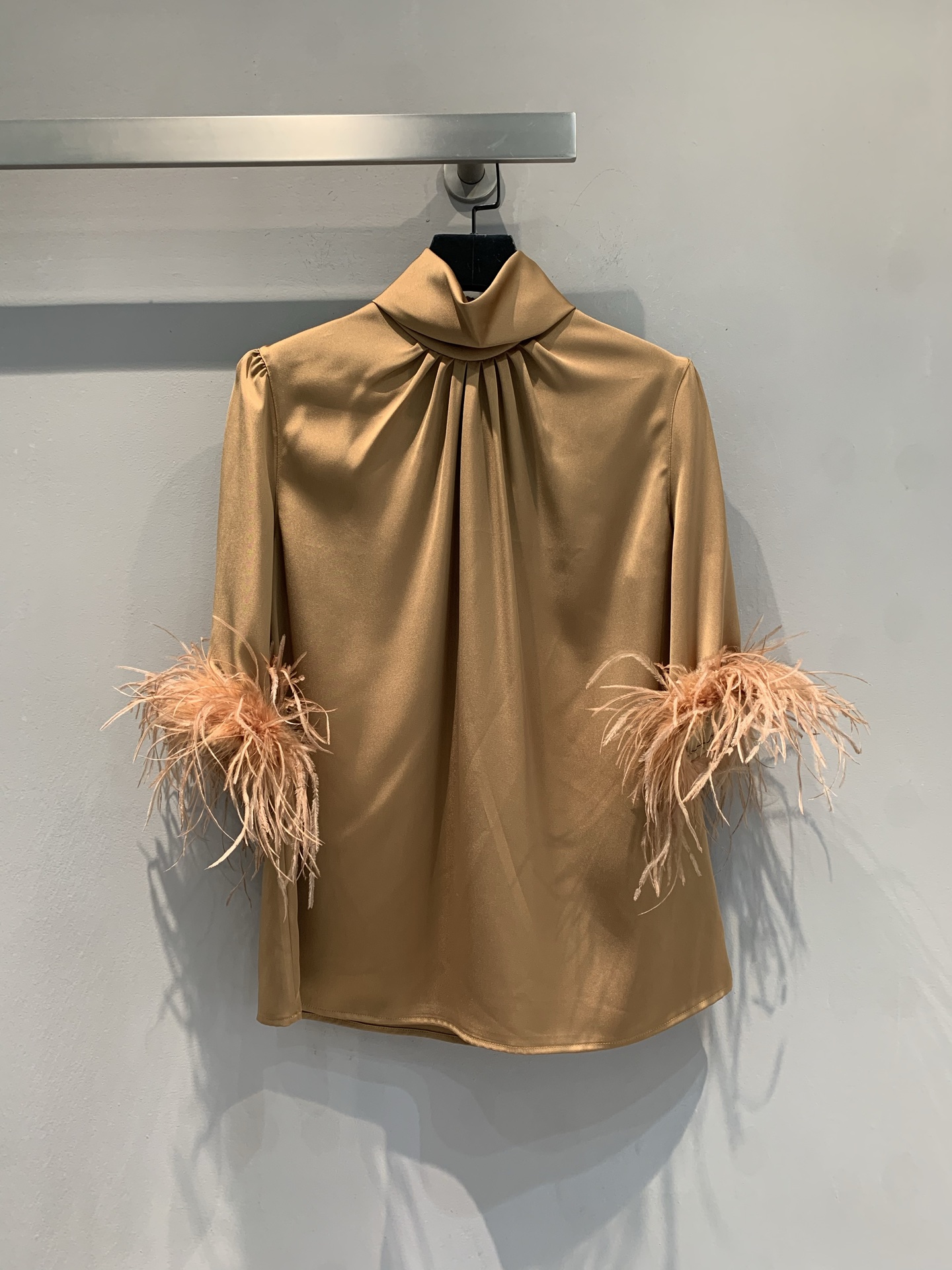 NO:423891,The new model is shipped. Original development. DG2025 spring and summer new retro ostrich feather silk top. It uses 100% mulberry silk fabric, with delicate texture, light and comfortable. The satin luster comes with a high-gloss filter, the thigh neck pleated design hides a trick, the feathers on the cuffs gently shake, a 'low-key and gorgeous' sense of wealth in the world~ dinner, dates, street explosion... When worn, you will become the focus of the whole audience in seconds, and you will feel the exquisiteness of BGM when walking, and the fashionable essence must be locked!  SML, real silk, alexander wang19860909新款出货啦 原版开发 DG2025春夏新款复古鸵鸟毛真丝上衣.采用百分百桑蚕丝面料,质感细腻,轻盈舒适.缎面光泽自带高光滤镜, 高领褶皱设计藏着小心机, 袖口羽毛轻轻晃, 一整个“低调又华丽”的人间富贵花既视感～晚宴、约会、炸街… 穿上秒变全场焦点, 走路都带BGM的精致感, 时髦精必须锁死！码数SML,,real silk,alexander wang,Women's clothing