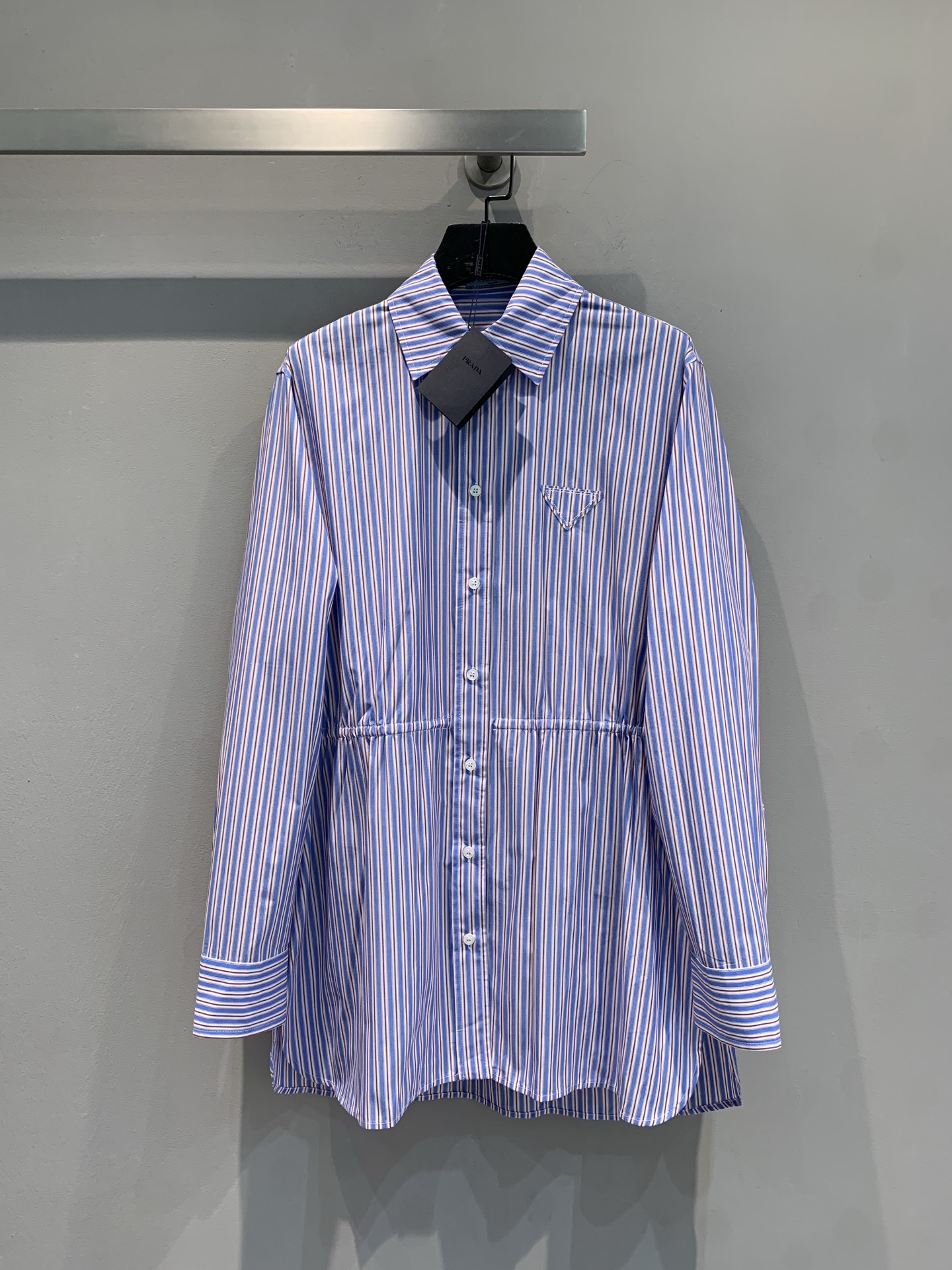 NO:423832,The new style is shipped. Original development. Prad*2025 spring and summer new color-blocked striped belt shirt dress. It uses 100% imported pure cotton fabric. The style is crisp and stylish. The striped shirt has a new style and a one-click temperament. The color matching of classic striped elements is fresh and eye-catching. The loose style is comfortable and comfortable. The unique design at the waist adds a sense of layering and breaks the monotony of traditional shirts. The exquisite neckline and cuffs show the quality in details. You can wear it alone to show casualness or casualness, or you can wear a suit to create a capable style, which is easy to adapt to various occasions. Number of 36 38 40,,prada, skirts,shirts, business suit,alexander wang19860909新款出货啦 原版开发 Prad*2025春夏新款拼色条纹腰带衬衣裙.采用百分百进口纯棉面料.版型挺括有型.条纹衬衫新风尚,气质一键拉满.经典条纹元素色彩搭配清新又亮眼.宽松版型,舒适自在,腰间独特设计增添层次感,打破传统衬衫的单调.精致领口与袖口,细节之处尽显品质.可单穿展现休闲随性,也可外搭西装打造干练风格,轻松适配多种场合 .码数36 38 40,,prada,skirts,shirts,business suit,alexander wang,Women's clothing