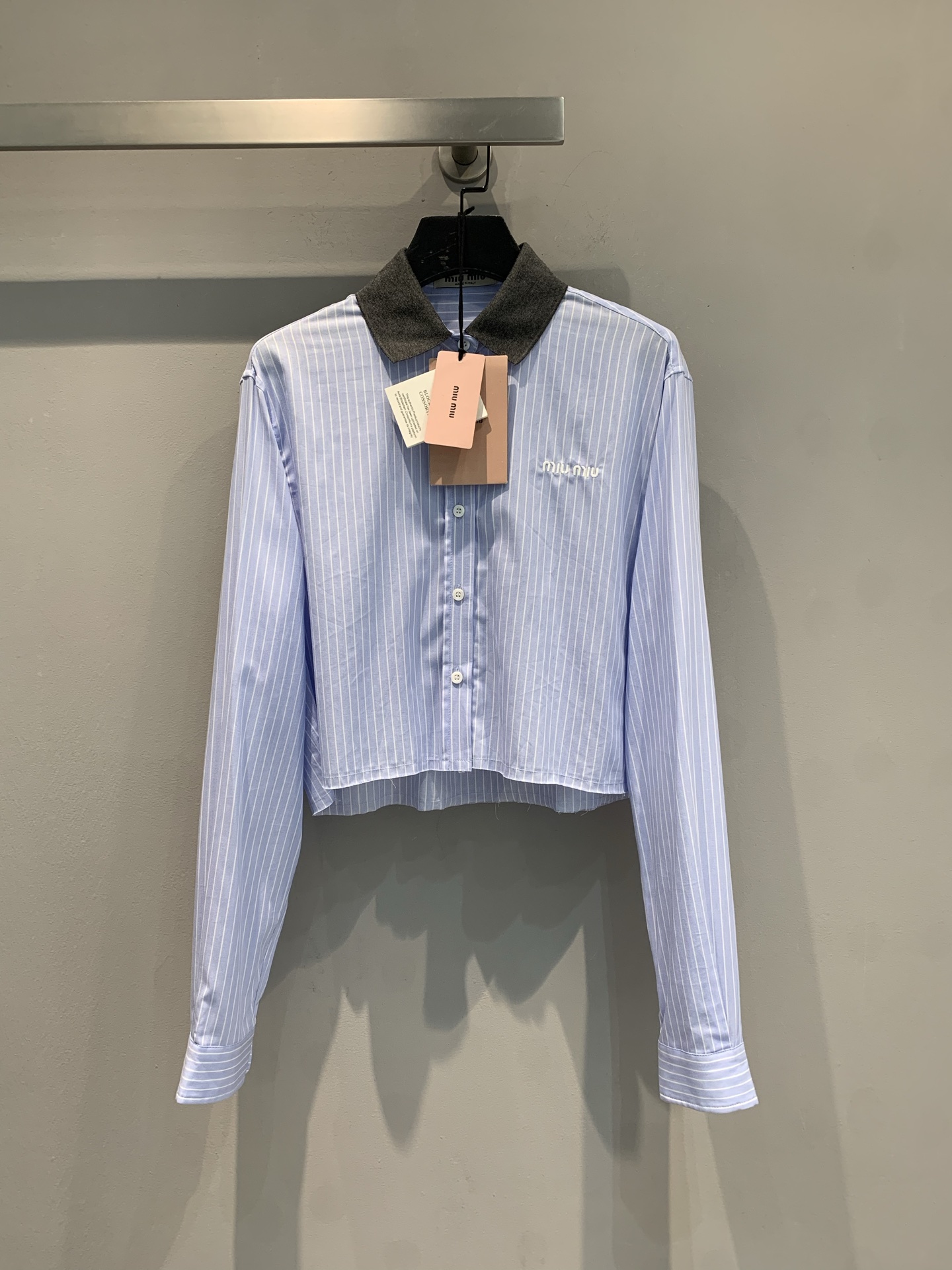 NO:423867,New model is shipped, original development Miumi* 2025 early spring new micro-label embroidered lapel button pinstripe short shirt, retro literary style, H-style fashionable and handsome!  The embroidery logo is low-key and luxurious, and the original customized imported fabric has a great texture. It is a sweet and salty product to reduce age!  The style is not picky and the upper body looks very good. It is easy to wear and layer it alone!  S M L, miumiu,shirts,alexander wang19860909新款出货啦 原版开发 Miumi* 2025早春新款微标刺绣翻领系扣细条纹短款衬衫 复古文艺风 H版型时髦又帅气！刺绣logo低调奢华,原版定制进口面料质感超赞.可甜可盐的减龄单品！版型不挑人上身超好看 单穿叠搭也是轻松拿捏！码数S M L,,miumiu,shirts,alexander wang,Women's clothing