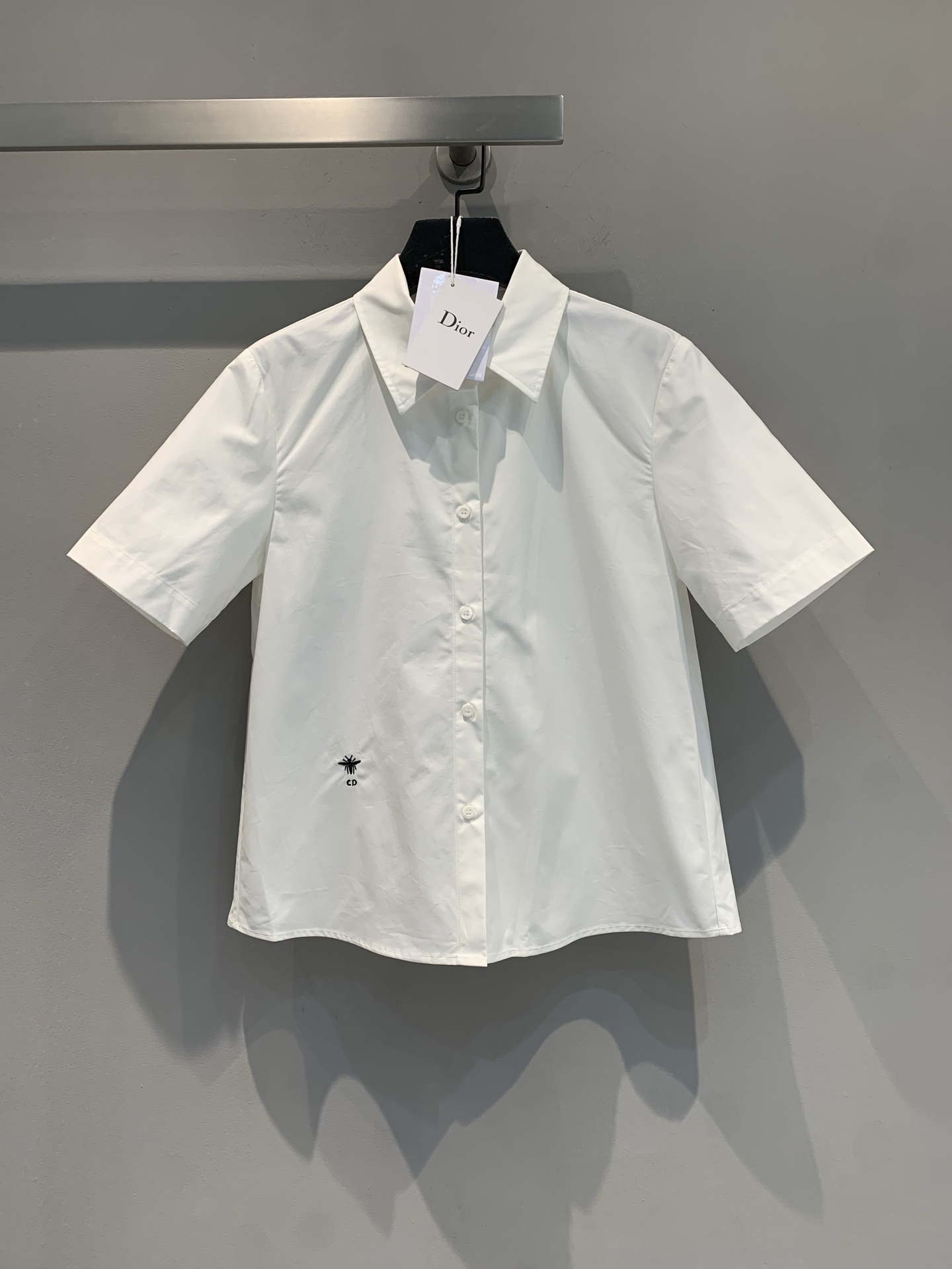 NO:423883,New model is shipped. Original development CD2025 spring and summer new fresh bee embroidered lapel short-sleeved shirt. It uses 100% pure cotton fabric, with high-quality texture and a crisp style. Classic white shirt + bee embroidery, clean and delicate and tricky. The short-sleeved design is suitable for various seasons. With jeans = loose seniors, with skirt = cool and rich, one piece revitalizes the entire wardrobe~ I instantly become a 'workless sense of nobility', a classic style that must be bought with fashionable essence, whoever wears it will win the hemp!  36 38 40, Skirts,jeans,shirts,T-shirts,alexander wang19860909新款出货啦 原版开发 CD2025春夏新款小清新蜜蜂刺绣翻领短袖衬衫.采用百分百纯棉面料,质感高级,版型挺括.经典白衬衫+小蜜蜂刺绣, 干净又藏着精致小心机, 短袖设计适配各种季节, 搭牛仔裤=松弛学姐, 配半裙=清冷千金, 一件盘活整个衣橱～穿上秒变“毫不费力的贵气感”, 时髦精必入的经典款, 谁穿谁赢麻了！码数36 38 40,,skirts,jeans,shirts,T-shirt,alexander wang,Women's clothing