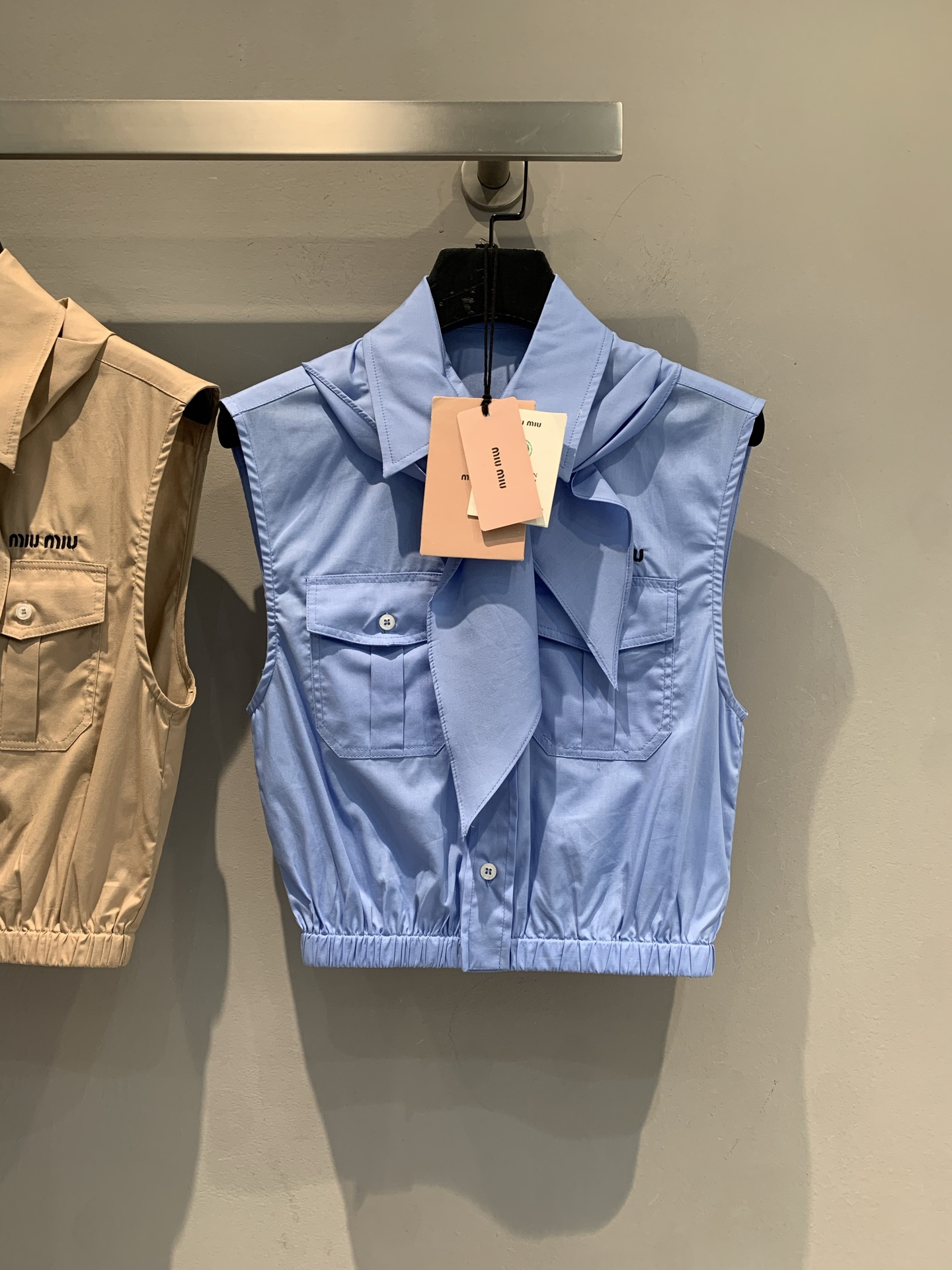 NO:423869,New model is shipped. Original real shot. Miumi 2025 spring and summer new bow tied shirt. Custom imported cotton fabric, classic sky blue, simple and high-end. Neat lapels, paired with double pocket design, full of coolness. Exquisite brand logo embellishments to highlight unique taste. The details of the clothes are unique, both fashionable and comfortable. Easily create an eye-catching shape and add this trendy bright color to the wardrobe. Number 36 38 40,,miumiu,shirts,alexander wang19860909新款出货啦 原版实拍 Miumi2025春夏新款蝴蝶结系带衬衫.定制进口纯棉面料,经典天蓝色,简约又高级.利落翻领,搭配双口袋设计,酷感十足.精致品牌标识点缀,彰显独特品味.衣摆细节别致,时尚与舒适兼具.轻松打造吸睛造型,为衣橱添上这一抹潮流亮色.码数36 38 40,,miumiu,shirts,alexander wang,Women's clothing