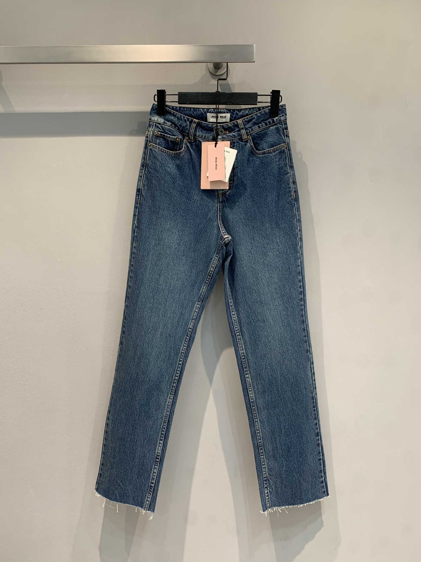 NO:423858,New style is shipped. Original development. Miumi*2025 early autumn new retro letter embroidered wool jeans. It uses imported denim jeans. The texture is high-end and the style is crisp. The retro blue jeans have a story-like feeling. The high-waisted straight trousers hide the password of long legs. The wool trousers are full of slack feeling. White T= lazy senior sister, with shirt= cool and noble, a pair of pants revitalize N styles~ I wear it in seconds and become 'fashionable and elegant pants'. I close my eyes and don't step on the thunder. Whoever wears it will win the numbness!  yard count; 25 26 27,,miumiu,jeans,shirts,alexander wang19860909新款出货啦 原版开发 Miumi*2025早秋新款复古字母刺绣毛边牛仔裤.采用进口丹宁牛仔面料.质感高级,版型挺括.复古蓝牛仔自带故事感, 高腰直筒藏着大长腿密码, 毛边裤脚一整个松弛感拉满, 搭白T=慵懒学姐, 配衬衫=清冷贵气, 一条裤子盘活N种风格～穿上秒变“时髦精本命裤”, 闭眼入不踩雷, 谁穿谁赢麻了！码数；25 26 27,,miumiu,jeans,shirts,alexander wang,Women's clothing