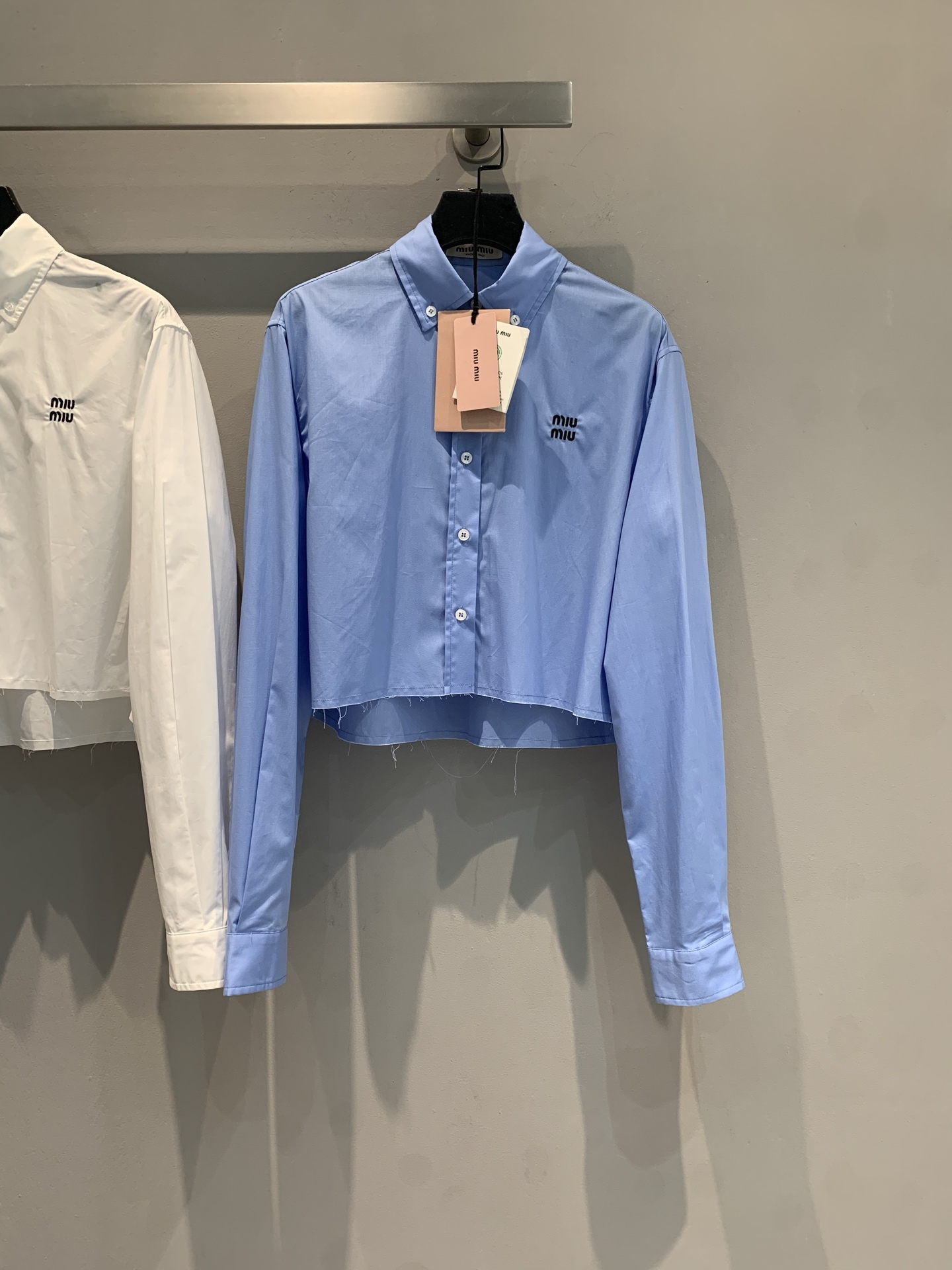 NO:423814,New model is shipped. Original development. Miumi*2025 spring and summer new sweet-style letter embroidered short shirt. It uses 100% pure cotton fabric, skin-friendly and breathable, light and comfortable. Neat short style + classic small lapel, small embroidery hides exquisite tricks, high-waisted pants = long legs, short skirt = sweet and cool schoolgirl, one unlocks N types of outfit formulas~ class, shopping, date... I will become the heroine of a campus drama in seconds, fashionable and delicate, close my eyes. SML,,miumiu, skirts, shirts, alexander wang19860909新款出货啦 原版开发 Miumi*2025春夏新款甜美风字母刺绣短款衬衫.采用百分百纯棉面料,亲肤透气,轻盈舒适.利落短款+经典小翻领, 小刺绣藏着精致小心机, 搭高腰裤=大长腿, 配短裙=甜飒学妹, 一件解锁N种穿搭公式～上课、逛街、约会… 穿上秒变校园剧女主, 时髦精闭眼入.码数SML,,miumiu,skirts,shirts,alexander wang,Women's clothing