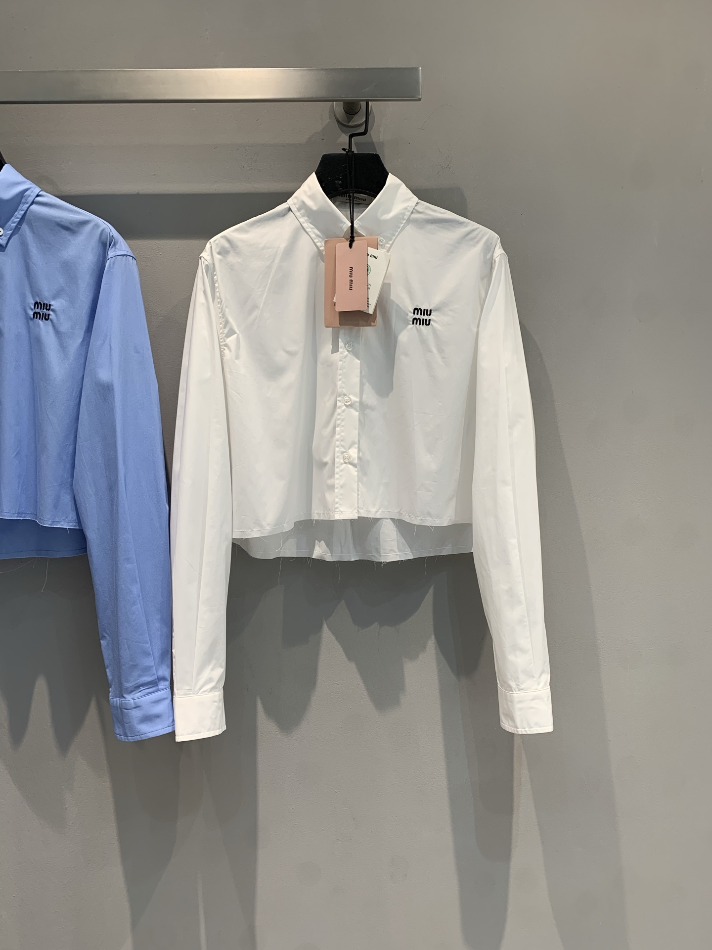 NO:423792,New model is shipped. Original development. Miumi*2025 spring and summer new sweet-style letter embroidered short shirt. It uses 100% pure cotton fabric, skin-friendly and breathable, light and comfortable. Neat short style + classic small lapel, small embroidery hides exquisite tricks, high-waisted pants = long legs, short skirt = sweet and cool schoolgirl, one unlocks N types of outfit formulas~ class, shopping, date... I will become the heroine of a campus drama in seconds, fashionable and delicate, close my eyes. SML,,miumiu, skirts, shirts, alexander wang19860909新款出货啦 原版开发 Miumi*2025春夏新款甜美风字母刺绣短款衬衫.采用百分百纯棉面料,亲肤透气,轻盈舒适.利落短款+经典小翻领, 小刺绣藏着精致小心机, 搭高腰裤=大长腿, 配短裙=甜飒学妹, 一件解锁N种穿搭公式～上课、逛街、约会… 穿上秒变校园剧女主, 时髦精闭眼入.码数SML,,miumiu,skirts,shirts,alexander wang,Women's clothing