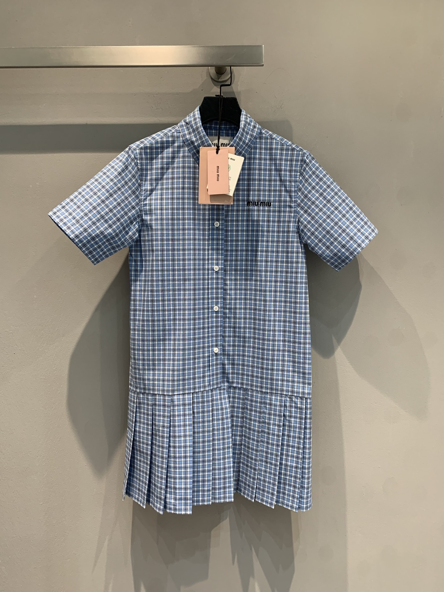 NO:425253,The new model is shipped. Original development. Miumi*2025 spring and summer new college-style letter embroidered plaid pleated dress. It uses 100% pure cotton fabric, which is skin-friendly and comfortable and has good breathability. Classic college-style shirt skirt style + playful pleated skirt hem, which reduces age and hides flesh. It is excellent for daily commuting/dating wear!  Exquisite Miu logo on the chest, low-key showing fashionable taste, short-sleeved + stand-up collar design, refreshing and neat in spring and summer, matched with white shoes/Mary Zhen, one-click unlocking sweet and cool girlish feel~ SML,,miumiu,mary jane,skirts,shirts,T-shirt,alexander wang19860909新款出货啦 原版开发 Miumi*2025春夏新款学院风字母刺绣格纹百褶连衣裙.采用百分百纯棉面料,亲肤舒适,透气性佳.经典学院风衬衫裙型+俏皮百褶裙摆,减龄又藏肉,日常通勤/约会穿都超绝！胸前精致miu标 低调彰显时髦品味 短袖+立领设计 春夏穿清爽又利落 搭配小白鞋/玛丽珍 一键解锁甜酷少女感～码数SML,,miumiu,mary jane,skirts,shirts,T-shirt,alexander wang,Women's clothing